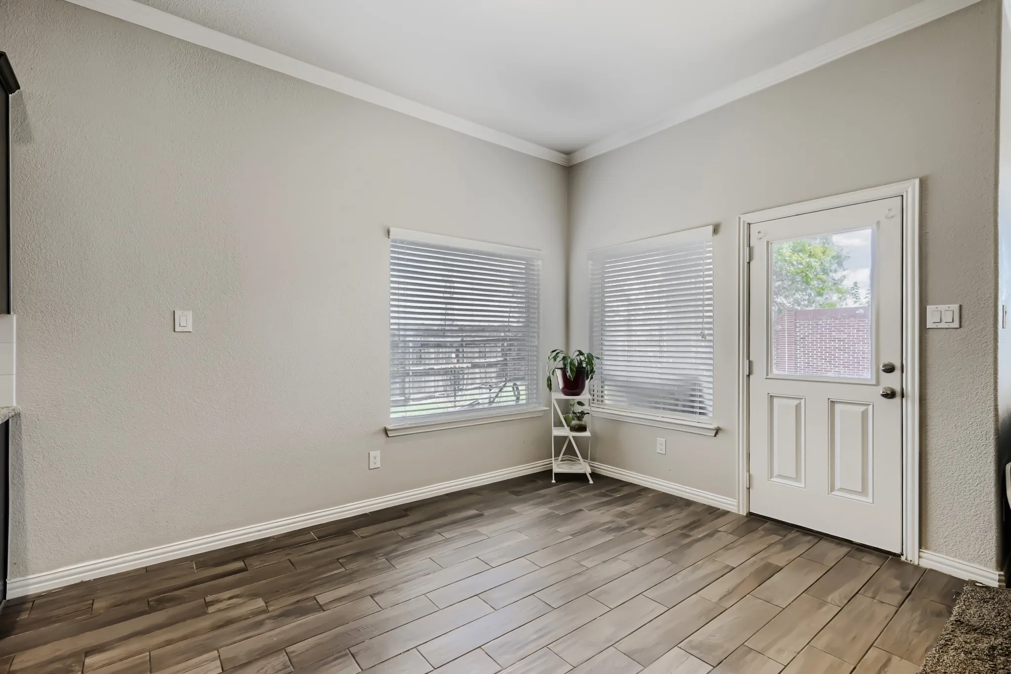 Single Family Residence For Sale in Denton County , 2002 Milano Lane, Lewisville, Texas 75077, 3 Bedroom, 3 Bathroom, 2 Garage spaces, 2,515 Sqft, built in 2016, mls#21291191, Real Estate Agent in Lewisville, Homes For Sale in Denton county, Homes For Sale in Lewisville, Realtor in Lewisville Texas, Real Estate Brokerage Independent Realty Texas, Luminita Cordes Realtor