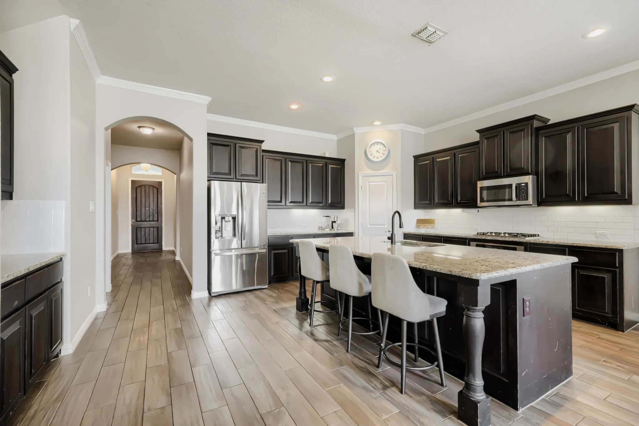 Single Family Residence For Sale in Denton County , 2002 Milano Lane, Lewisville, Texas 75077, 3 Bedroom, 3 Bathroom, 2 Garage spaces, 2,515 Sqft, built in 2016, mls#21291191, Real Estate Agent in Lewisville, Homes For Sale in Denton county, Homes For Sale in Lewisville, Realtor in Lewisville Texas, Real Estate Brokerage Independent Realty Texas, Luminita Cordes Realtor