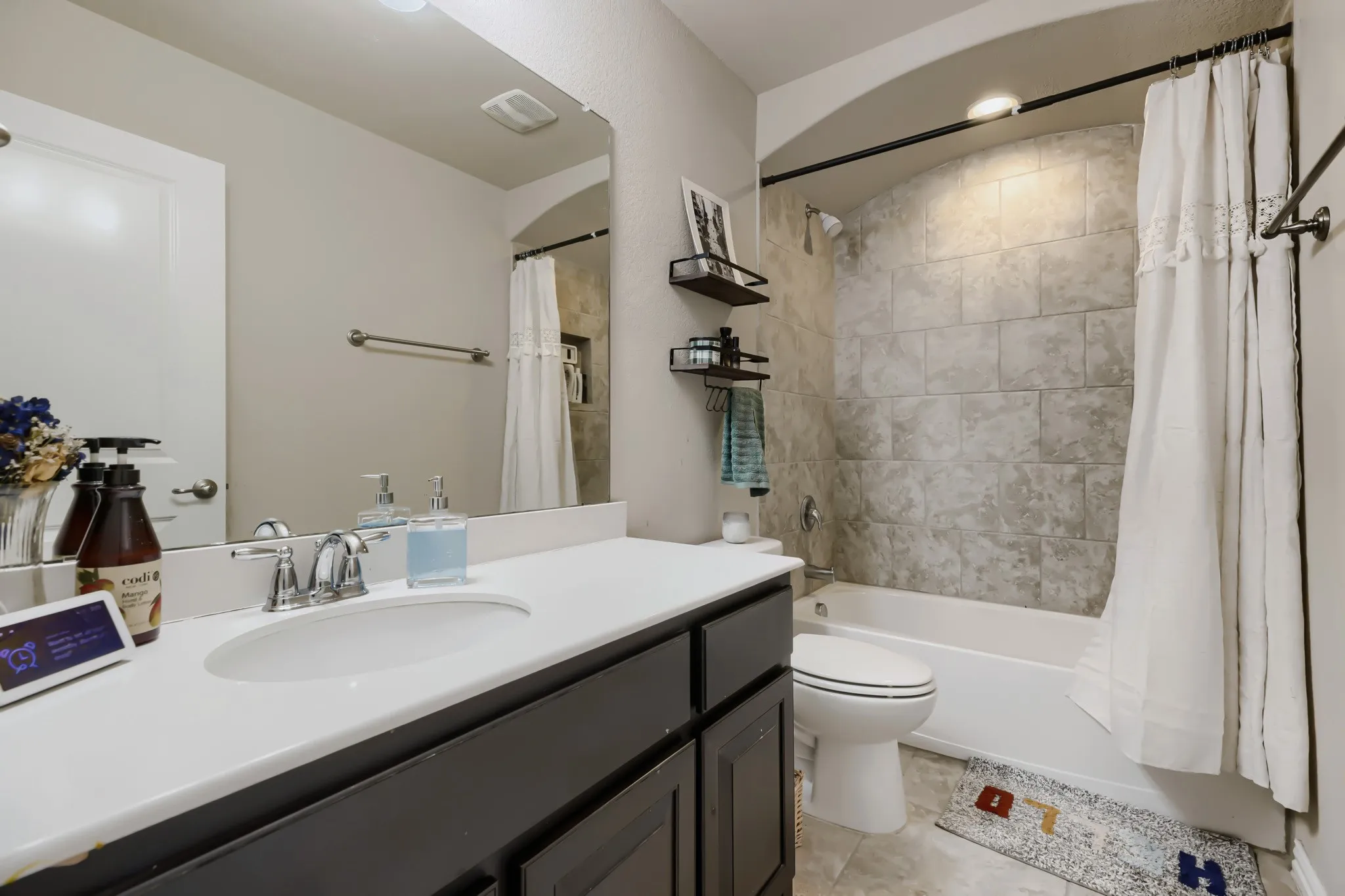 Single Family Residence For Sale in Denton County , 2002 Milano Lane, Lewisville, Texas 75077, 3 Bedroom, 3 Bathroom, 2 Garage spaces, 2,515 Sqft, built in 2016, mls#21291191, Real Estate Agent in Lewisville, Homes For Sale in Denton county, Homes For Sale in Lewisville, Realtor in Lewisville Texas, Real Estate Brokerage Independent Realty Texas, Luminita Cordes Realtor