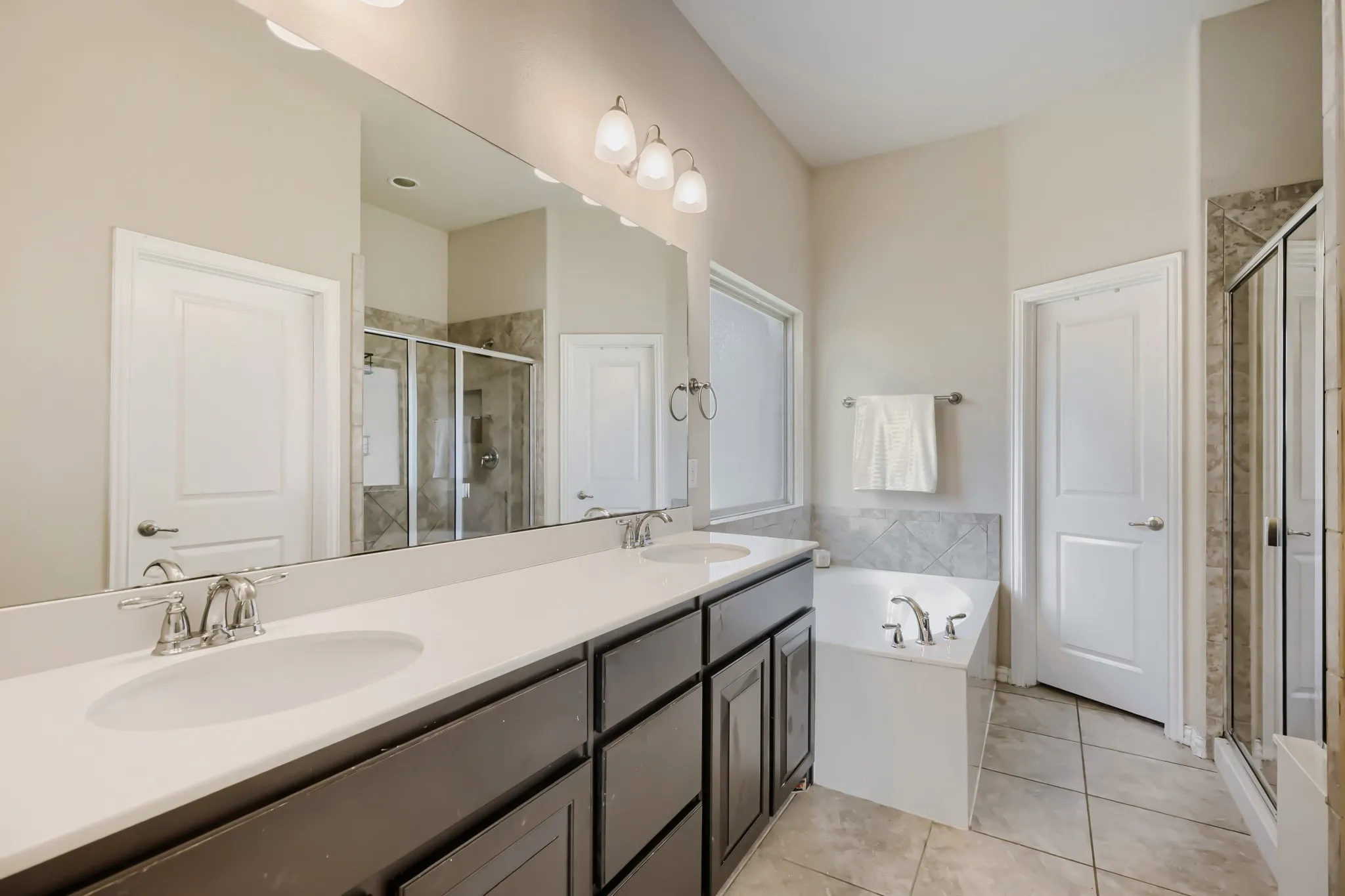 Single Family Residence For Sale in Denton County , 2002 Milano Lane, Lewisville, Texas 75077, 3 Bedroom, 3 Bathroom, 2 Garage spaces, 2,515 Sqft, built in 2016, mls#21291191, Real Estate Agent in Lewisville, Homes For Sale in Denton county, Homes For Sale in Lewisville, Realtor in Lewisville Texas, Real Estate Brokerage Independent Realty Texas, Luminita Cordes Realtor