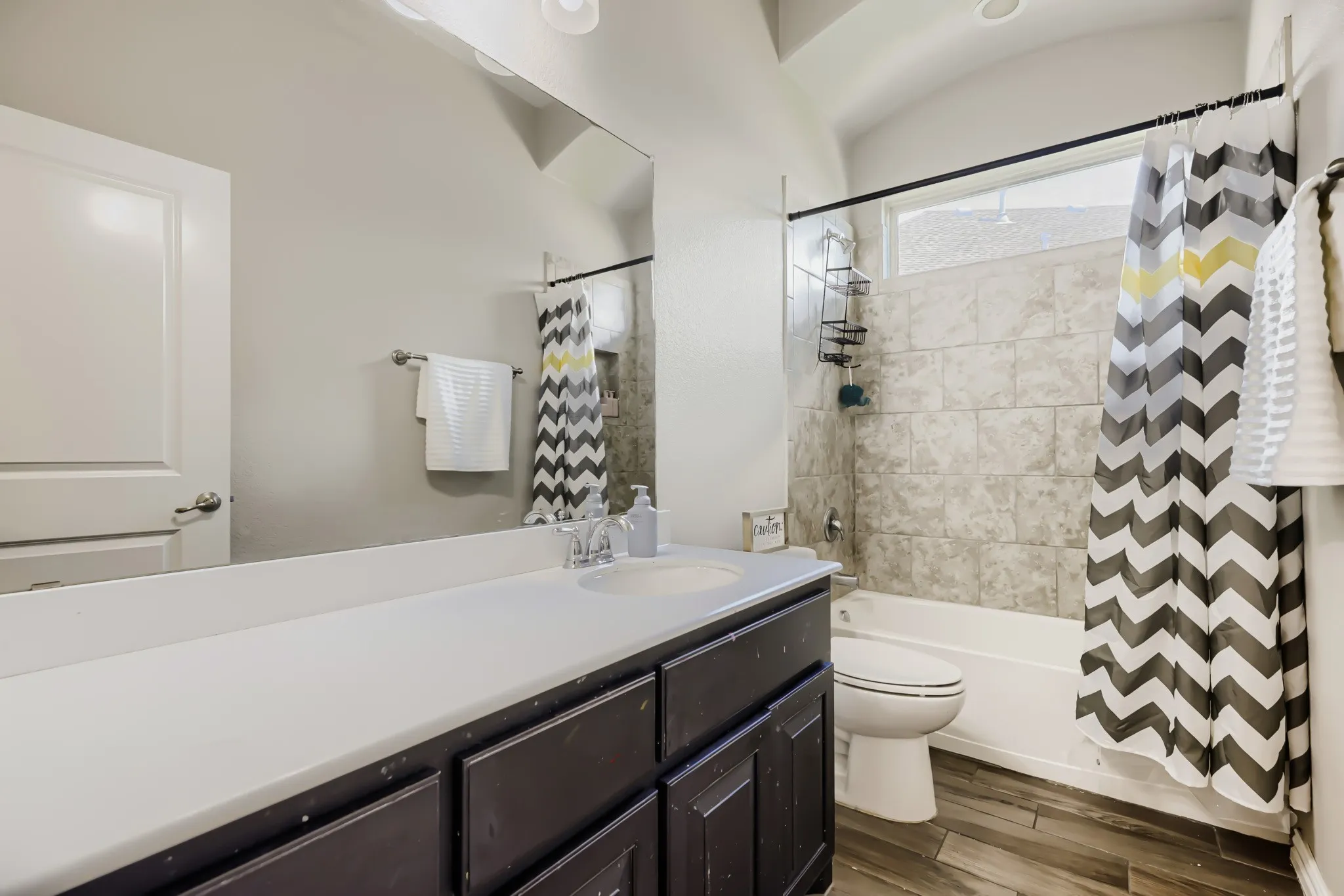 Single Family Residence For Sale in Denton County , 2002 Milano Lane, Lewisville, Texas 75077, 3 Bedroom, 3 Bathroom, 2 Garage spaces, 2,515 Sqft, built in 2016, mls#21291191, Real Estate Agent in Lewisville, Homes For Sale in Denton county, Homes For Sale in Lewisville, Realtor in Lewisville Texas, Real Estate Brokerage Independent Realty Texas, Luminita Cordes Realtor