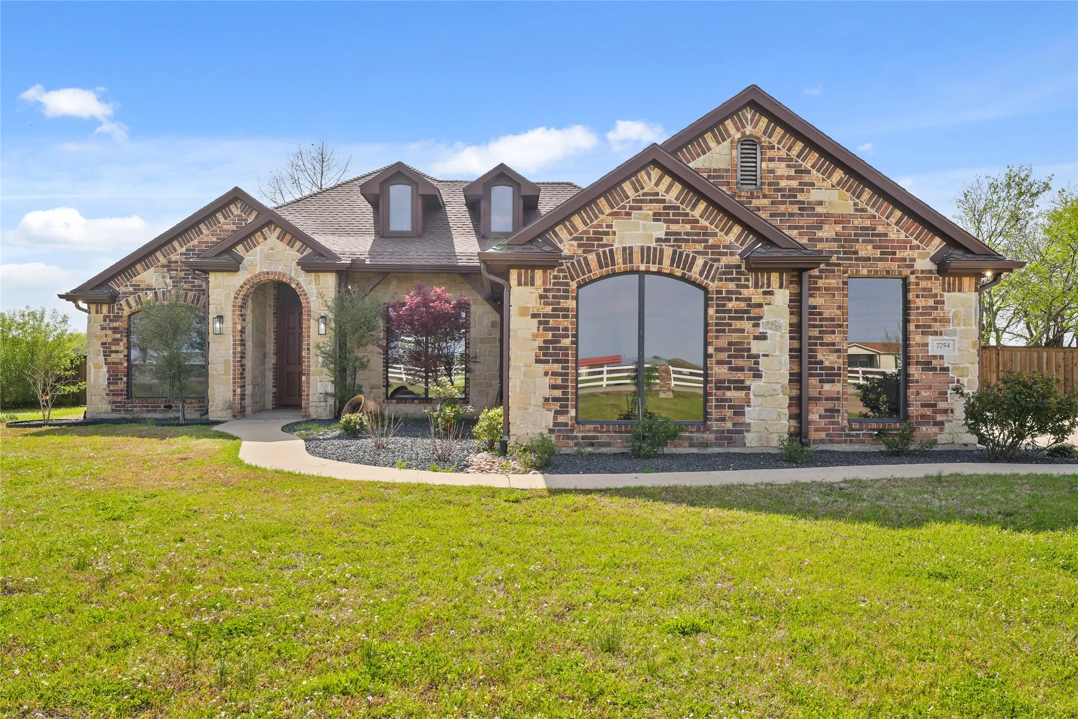 Single Family Residence For Sale in Kaufman County , 7754 County Road 275, Terrell, Texas 75160, 3 Bedroom, 3 Bathroom, 2 Garage spaces, 1,906 Sqft, built in 2006, mls#21289753, Real Estate Agent in Terrell, Homes For Sale in Kaufman county, Homes For Sale in Terrell, Realtor in Terrell Texas, Real Estate Brokerage Independent Realty Texas, Luminita Cordes Realtor