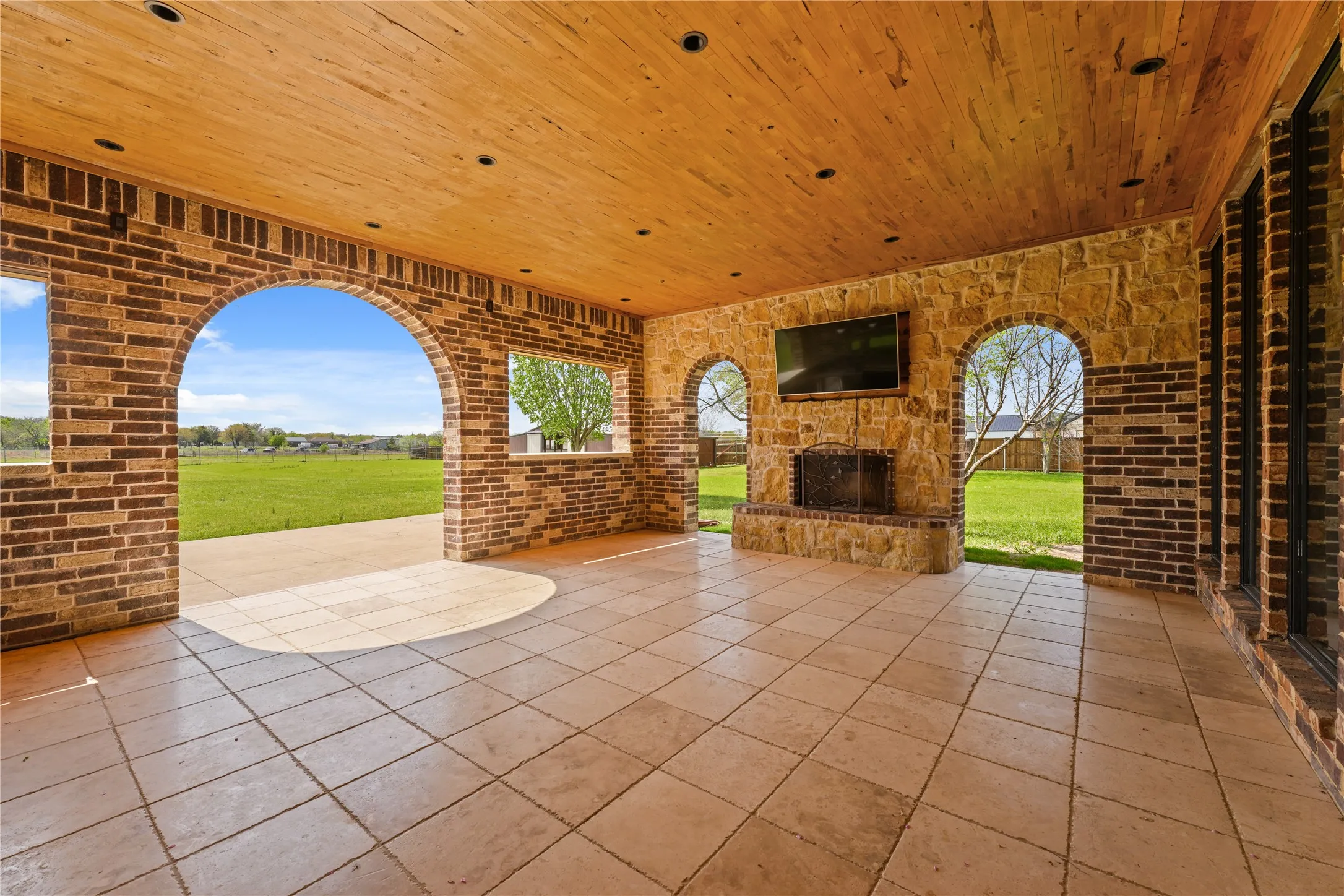 Single Family Residence For Sale in Kaufman County , 7754 County Road 275, Terrell, Texas 75160, 3 Bedroom, 3 Bathroom, 2 Garage spaces, 1,906 Sqft, built in 2006, mls#21289753, Real Estate Agent in Terrell, Homes For Sale in Kaufman county, Homes For Sale in Terrell, Realtor in Terrell Texas, Real Estate Brokerage Independent Realty Texas, Luminita Cordes Realtor