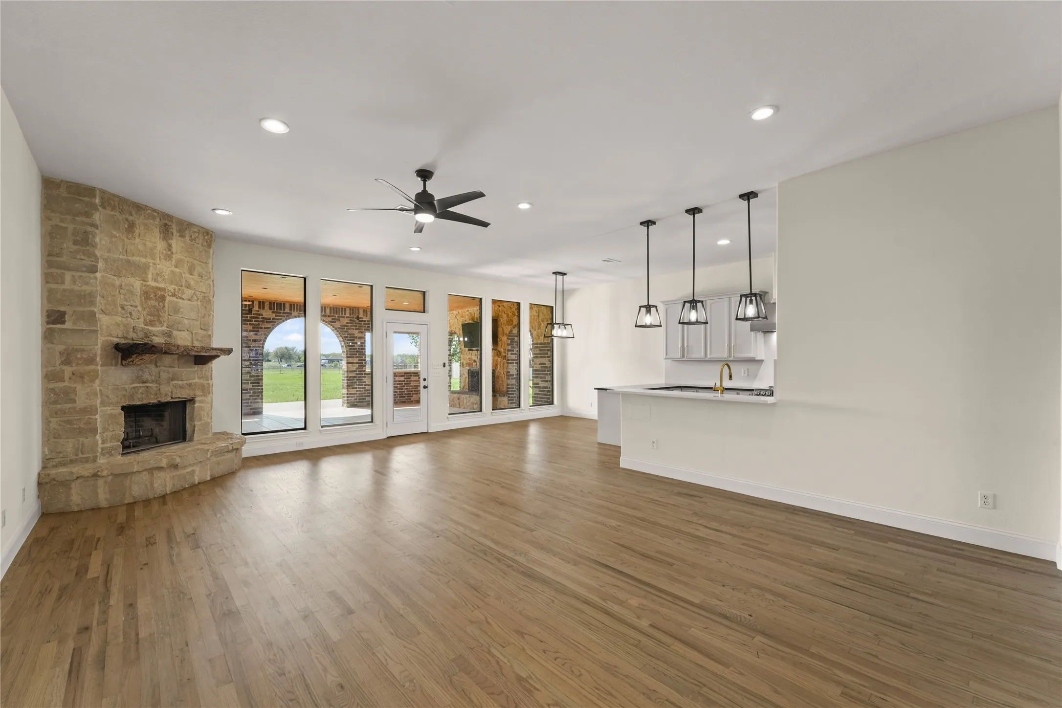 Single Family Residence For Sale in Kaufman County , 7754 County Road 275, Terrell, Texas 75160, 3 Bedroom, 3 Bathroom, 2 Garage spaces, 1,906 Sqft, built in 2006, mls#21289753, Real Estate Agent in Terrell, Homes For Sale in Kaufman county, Homes For Sale in Terrell, Realtor in Terrell Texas, Real Estate Brokerage Independent Realty Texas, Luminita Cordes Realtor