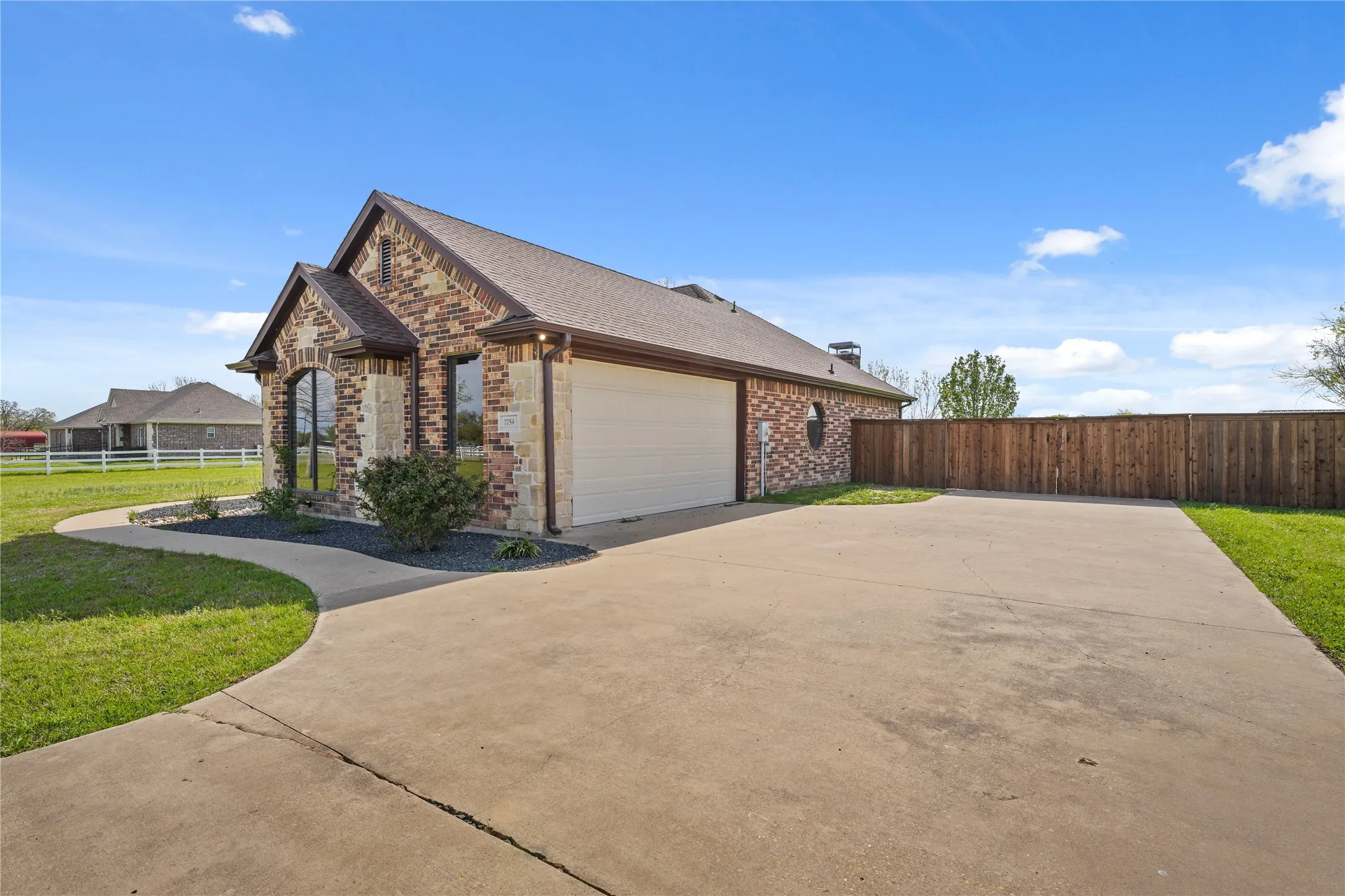Single Family Residence For Sale in Kaufman County , 7754 County Road 275, Terrell, Texas 75160, 3 Bedroom, 3 Bathroom, 2 Garage spaces, 1,906 Sqft, built in 2006, mls#21289753, Real Estate Agent in Terrell, Homes For Sale in Kaufman county, Homes For Sale in Terrell, Realtor in Terrell Texas, Real Estate Brokerage Independent Realty Texas, Luminita Cordes Realtor