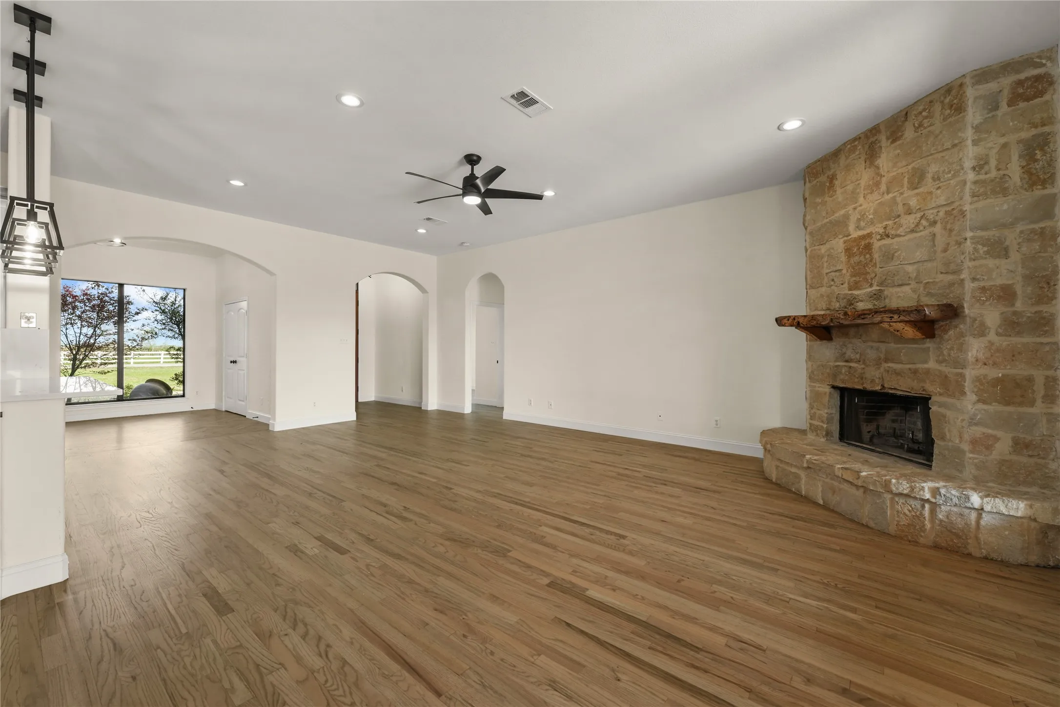 Single Family Residence For Sale in Kaufman County , 7754 County Road 275, Terrell, Texas 75160, 3 Bedroom, 3 Bathroom, 2 Garage spaces, 1,906 Sqft, built in 2006, mls#21289753, Real Estate Agent in Terrell, Homes For Sale in Kaufman county, Homes For Sale in Terrell, Realtor in Terrell Texas, Real Estate Brokerage Independent Realty Texas, Luminita Cordes Realtor