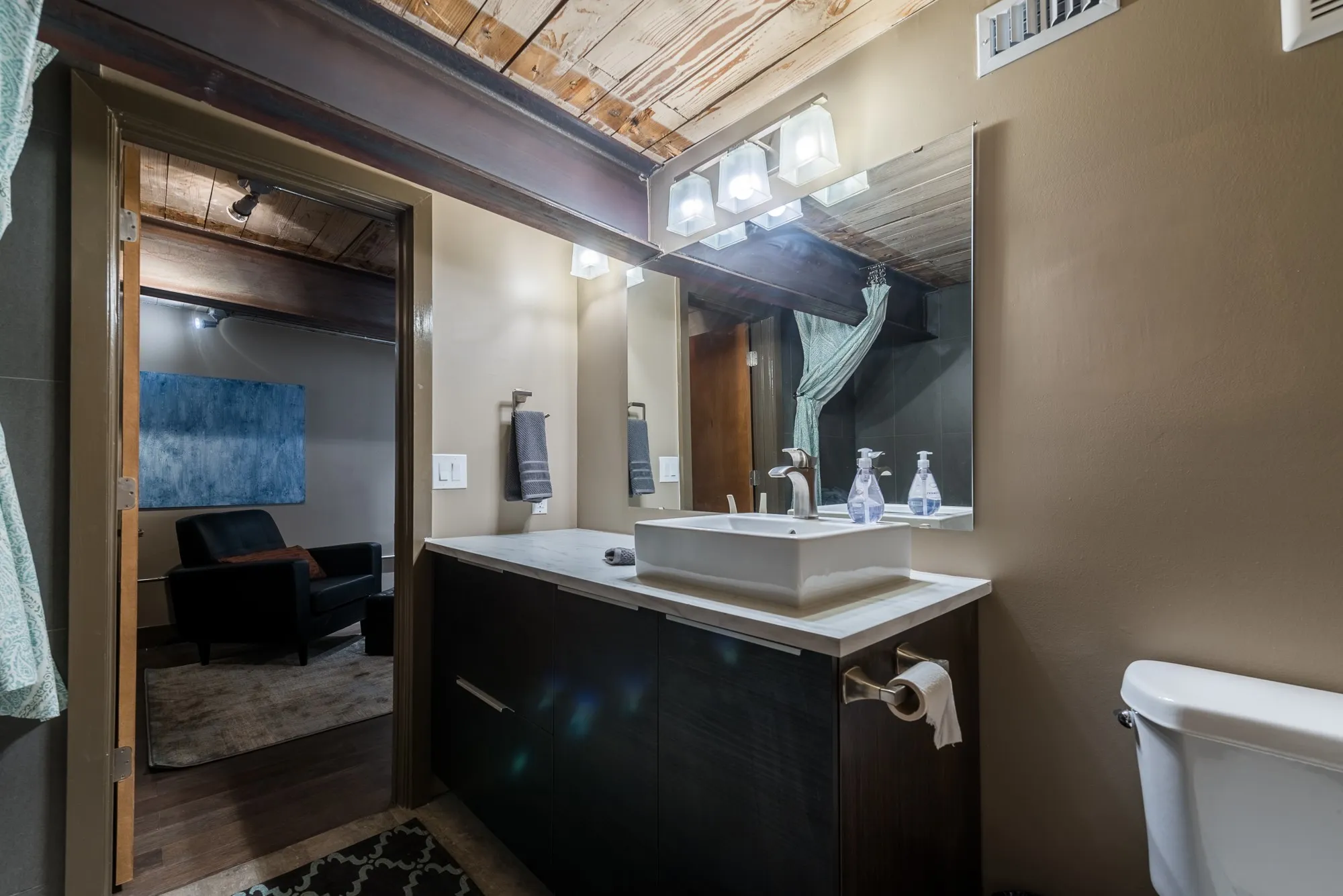 Townhouse For Rent in Dallas County , 3100 Commerce Street 140, Dallas, Texas 75226, 1 Bedroom, 1 Bathroom, Garage spaces, 1,000 Sqft, built in 1940, Price $1,899, mls#21291237, Real Estate Agent in Dallas, Homes For Rent in Dallas county, Homes For Rent in Dallas, Realtor in Dallas Texas, Real Estate Brokerage Independent Realty Texas, Luminita Cordes Realtor