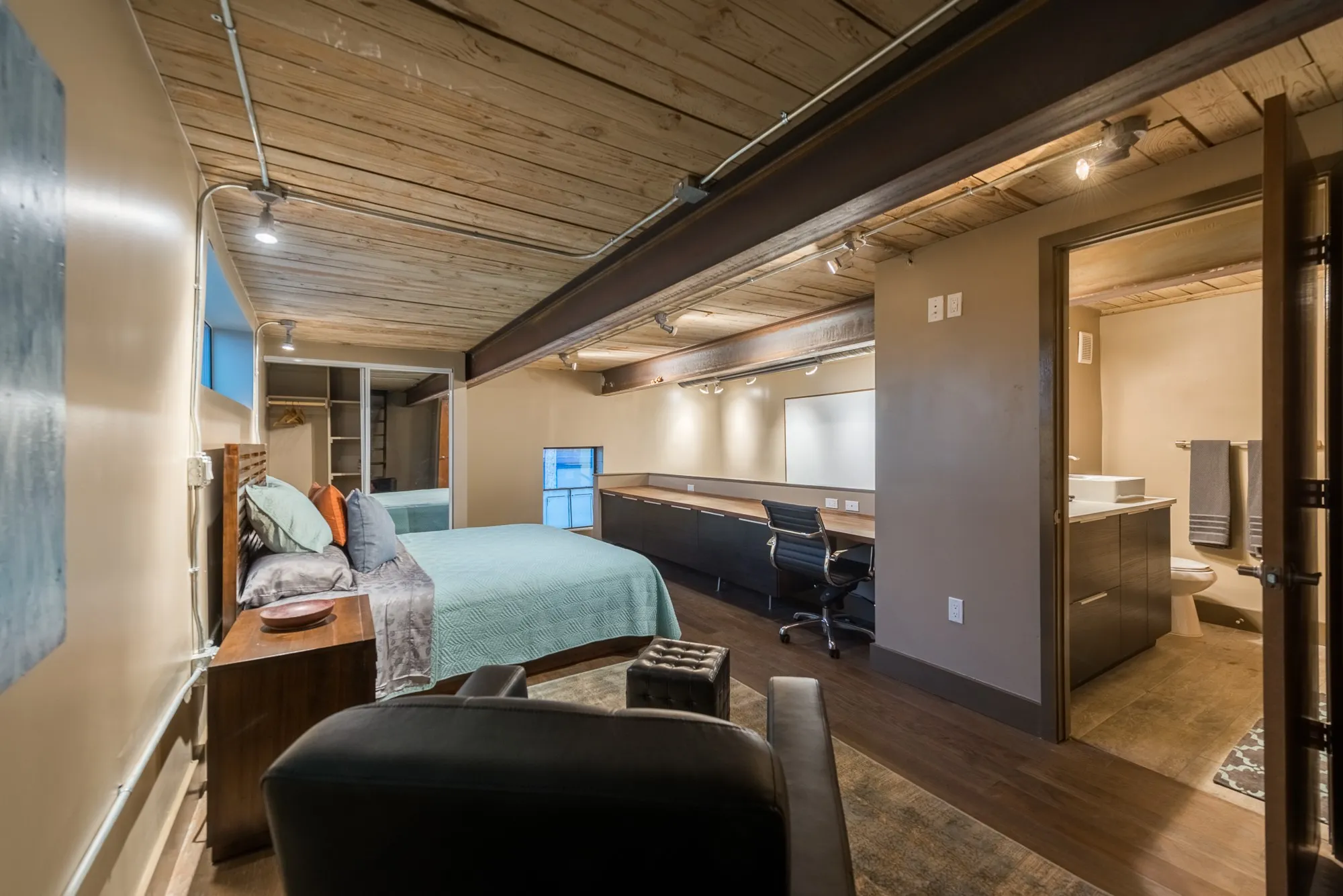 Townhouse For Rent in Dallas County , 3100 Commerce Street 140, Dallas, Texas 75226, 1 Bedroom, 1 Bathroom, Garage spaces, 1,000 Sqft, built in 1940, Price $1,899, mls#21291237, Real Estate Agent in Dallas, Homes For Rent in Dallas county, Homes For Rent in Dallas, Realtor in Dallas Texas, Real Estate Brokerage Independent Realty Texas, Luminita Cordes Realtor
