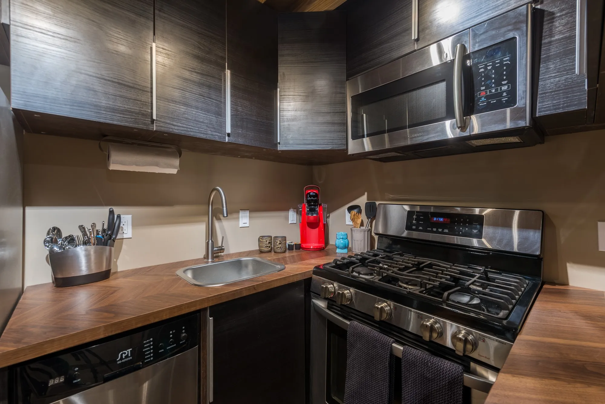 Townhouse For Rent in Dallas County , 3100 Commerce Street 140, Dallas, Texas 75226, 1 Bedroom, 1 Bathroom, Garage spaces, 1,000 Sqft, built in 1940, Price $1,899, mls#21291237, Real Estate Agent in Dallas, Homes For Rent in Dallas county, Homes For Rent in Dallas, Realtor in Dallas Texas, Real Estate Brokerage Independent Realty Texas, Luminita Cordes Realtor
