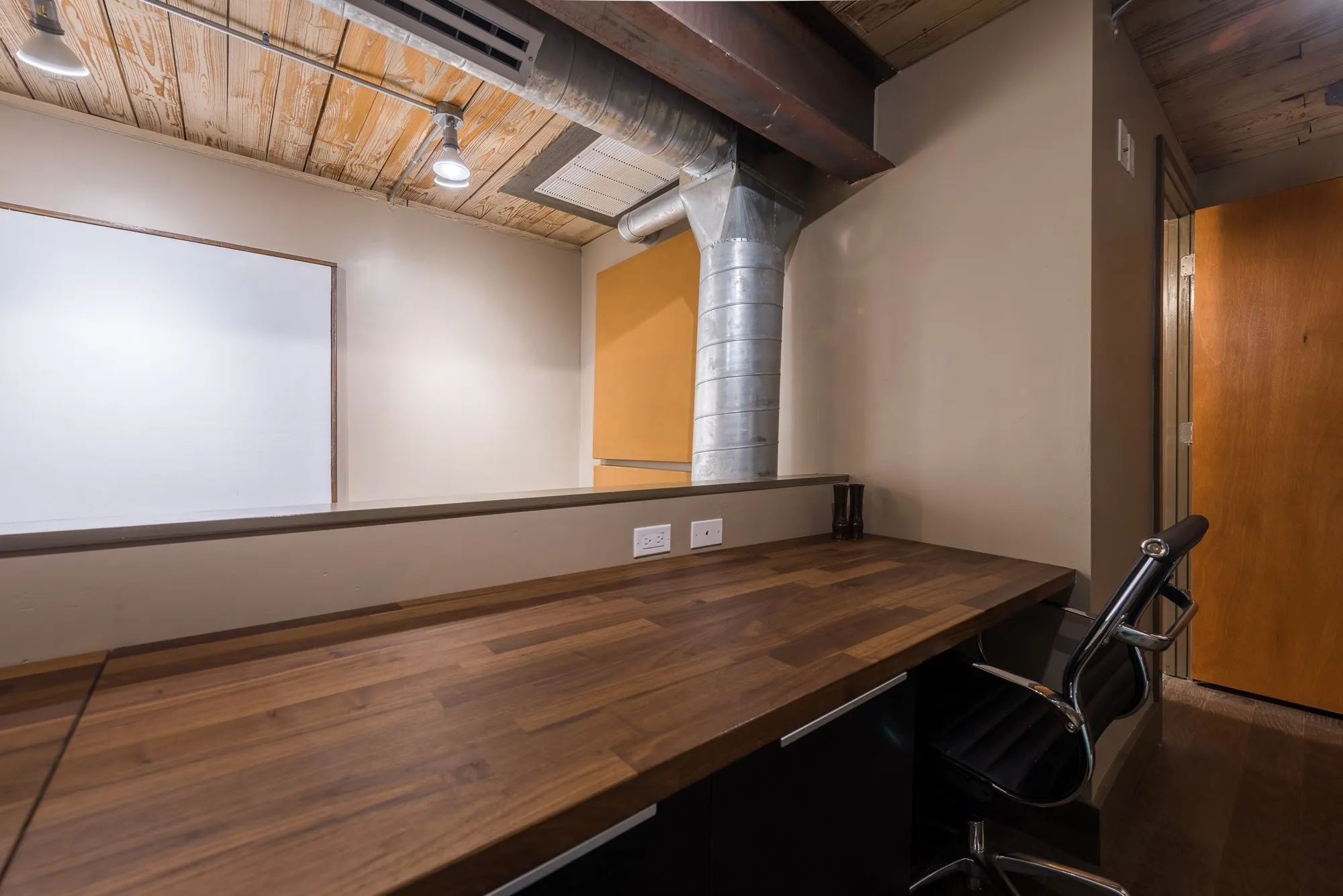 Townhouse For Rent in Dallas County , 3100 Commerce Street 140, Dallas, Texas 75226, 1 Bedroom, 1 Bathroom, Garage spaces, 1,000 Sqft, built in 1940, Price $1,899, mls#21291237, Real Estate Agent in Dallas, Homes For Rent in Dallas county, Homes For Rent in Dallas, Realtor in Dallas Texas, Real Estate Brokerage Independent Realty Texas, Luminita Cordes Realtor