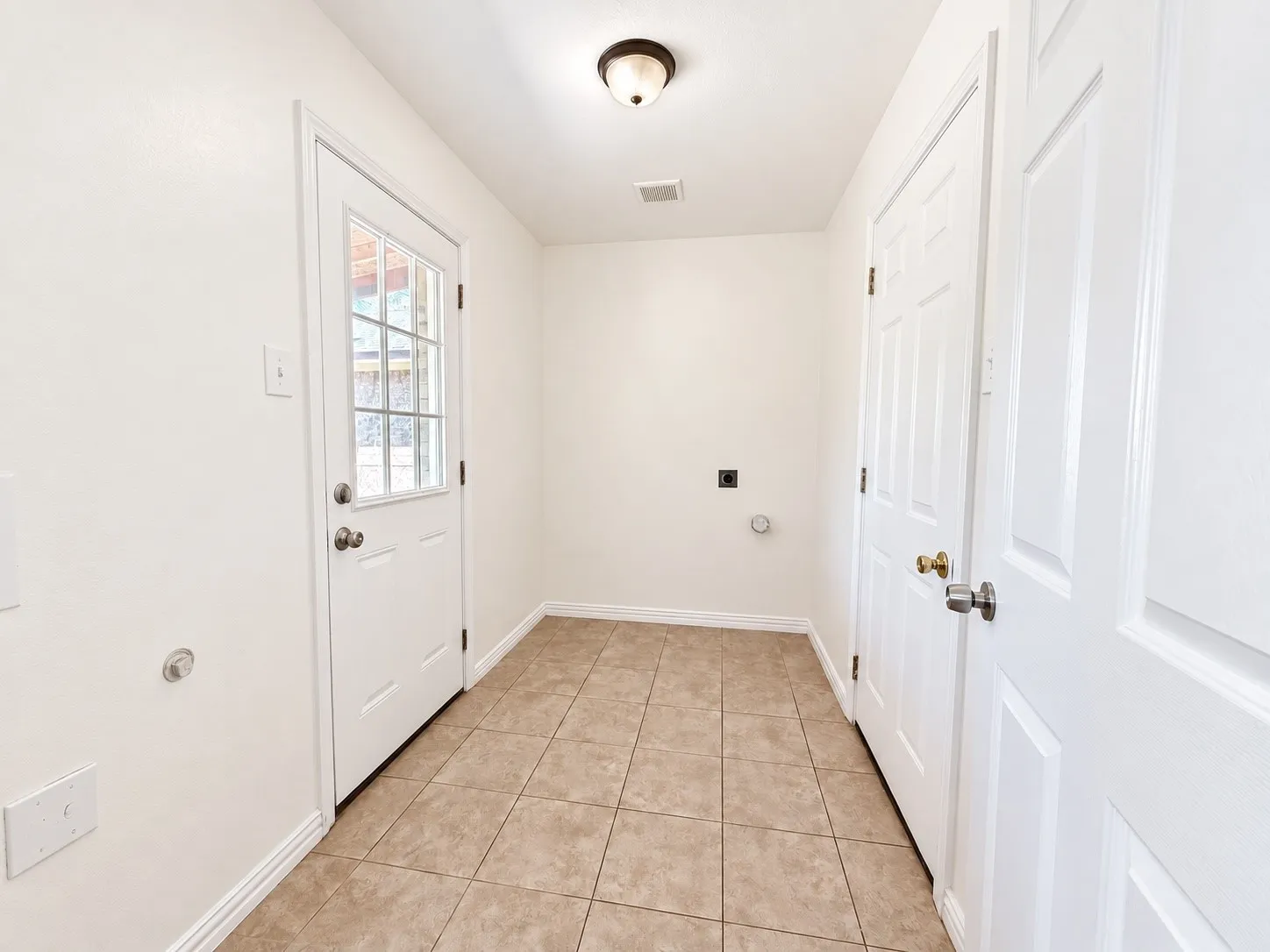 Single Family Residence For Sale in Collin County , 2912 Price Drive, Plano, Texas 75074, 3 Bedroom, 1 Bathroom, 1 Garage spaces, 1,044 Sqft, built in 1962, mls#21291141, Real Estate Agent in Plano, Homes For Sale in Collin county, Homes For Sale in Plano, Realtor in Plano Texas, Real Estate Brokerage Independent Realty Texas, Luminita Cordes Realtor