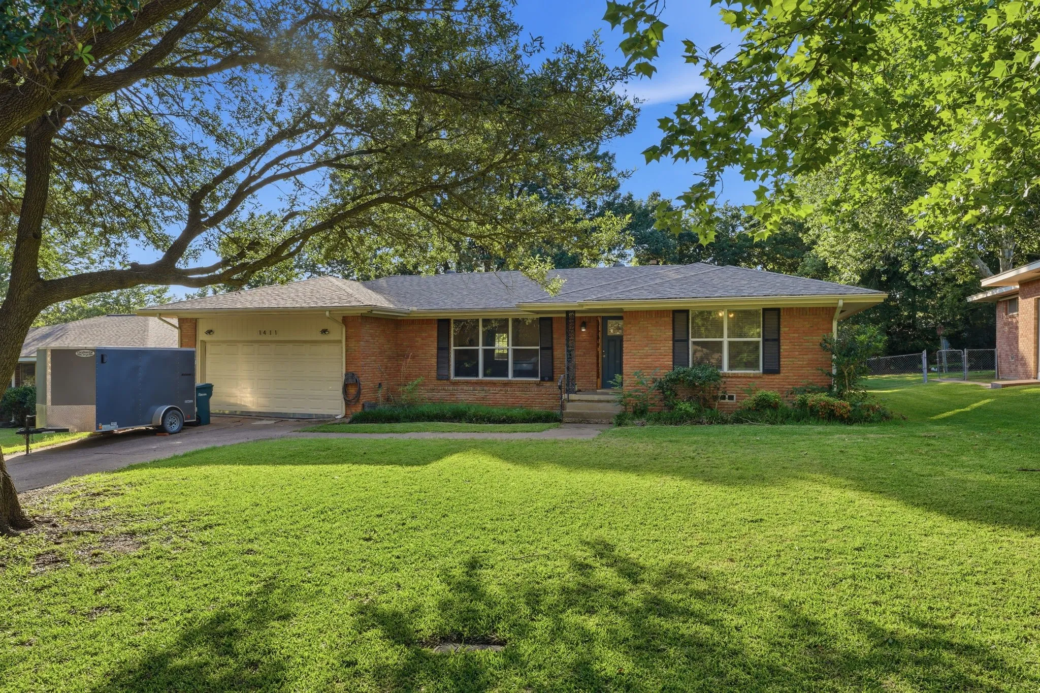 Single Family Residence For Sale in Grayson County , 1411 Robin Drive, Sherman, Texas 75092, 3 Bedroom, 2 Bathroom, 2 Garage spaces, 1,439 Sqft, built in 1960, mls#21288647, Real Estate Agent in Sherman, Homes For Sale in Grayson county, Homes For Sale in Sherman, Realtor in Sherman Texas, Real Estate Brokerage Independent Realty Texas, Luminita Cordes Realtor