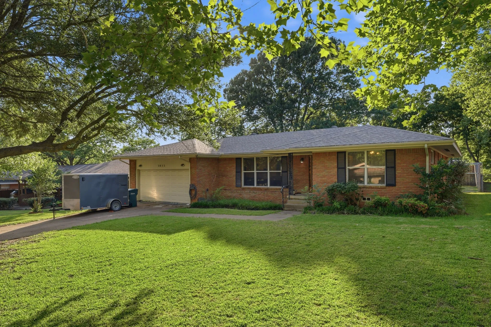 Single Family Residence For Sale in Grayson County , 1411 Robin Drive, Sherman, Texas 75092, 3 Bedroom, 2 Bathroom, 2 Garage spaces, 1,439 Sqft, built in 1960, mls#21288647, Real Estate Agent in Sherman, Homes For Sale in Grayson county, Homes For Sale in Sherman, Realtor in Sherman Texas, Real Estate Brokerage Independent Realty Texas, Luminita Cordes Realtor