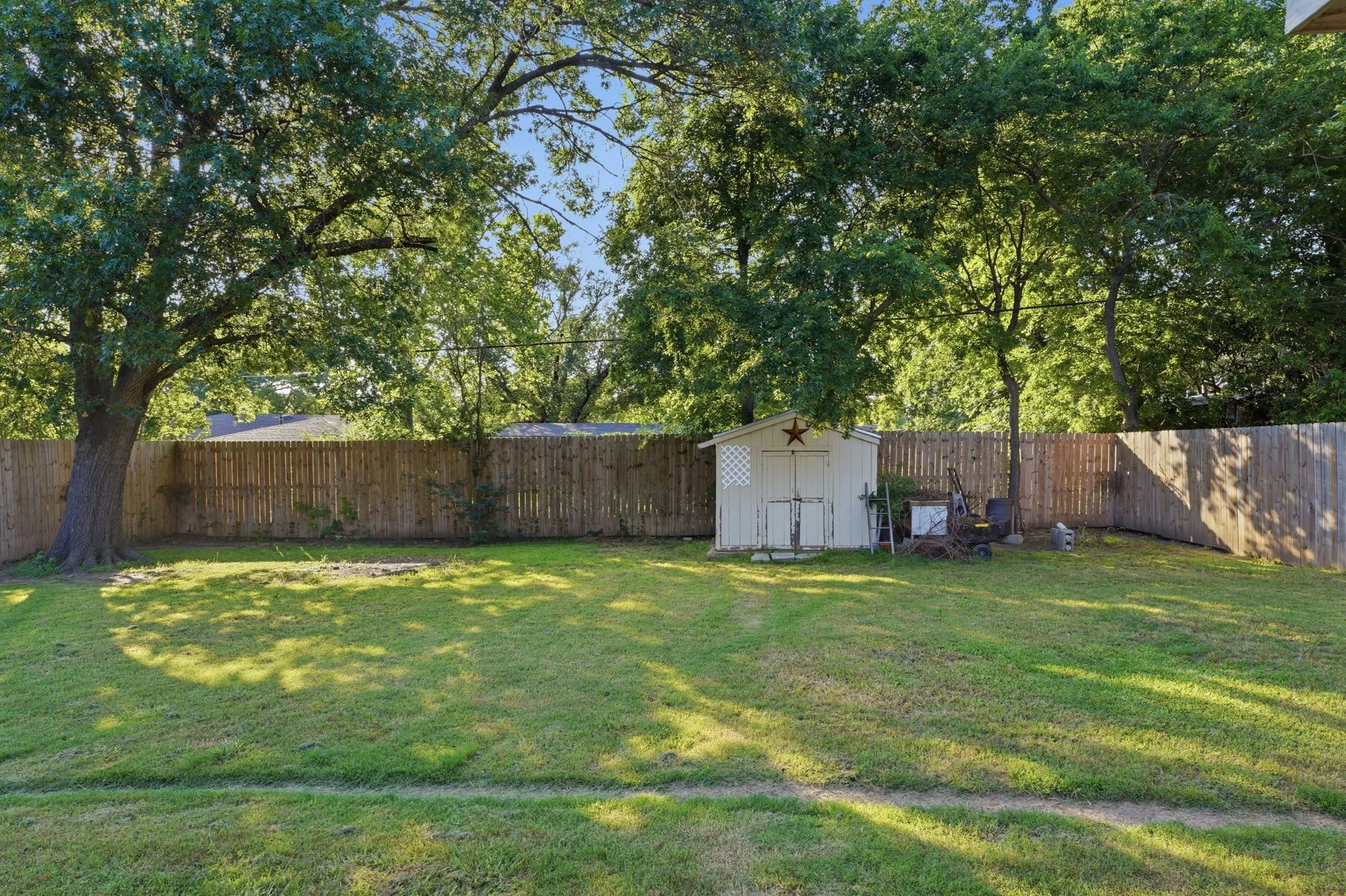 Single Family Residence For Sale in Grayson County , 1411 Robin Drive, Sherman, Texas 75092, 3 Bedroom, 2 Bathroom, 2 Garage spaces, 1,439 Sqft, built in 1960, mls#21288647, Real Estate Agent in Sherman, Homes For Sale in Grayson county, Homes For Sale in Sherman, Realtor in Sherman Texas, Real Estate Brokerage Independent Realty Texas, Luminita Cordes Realtor