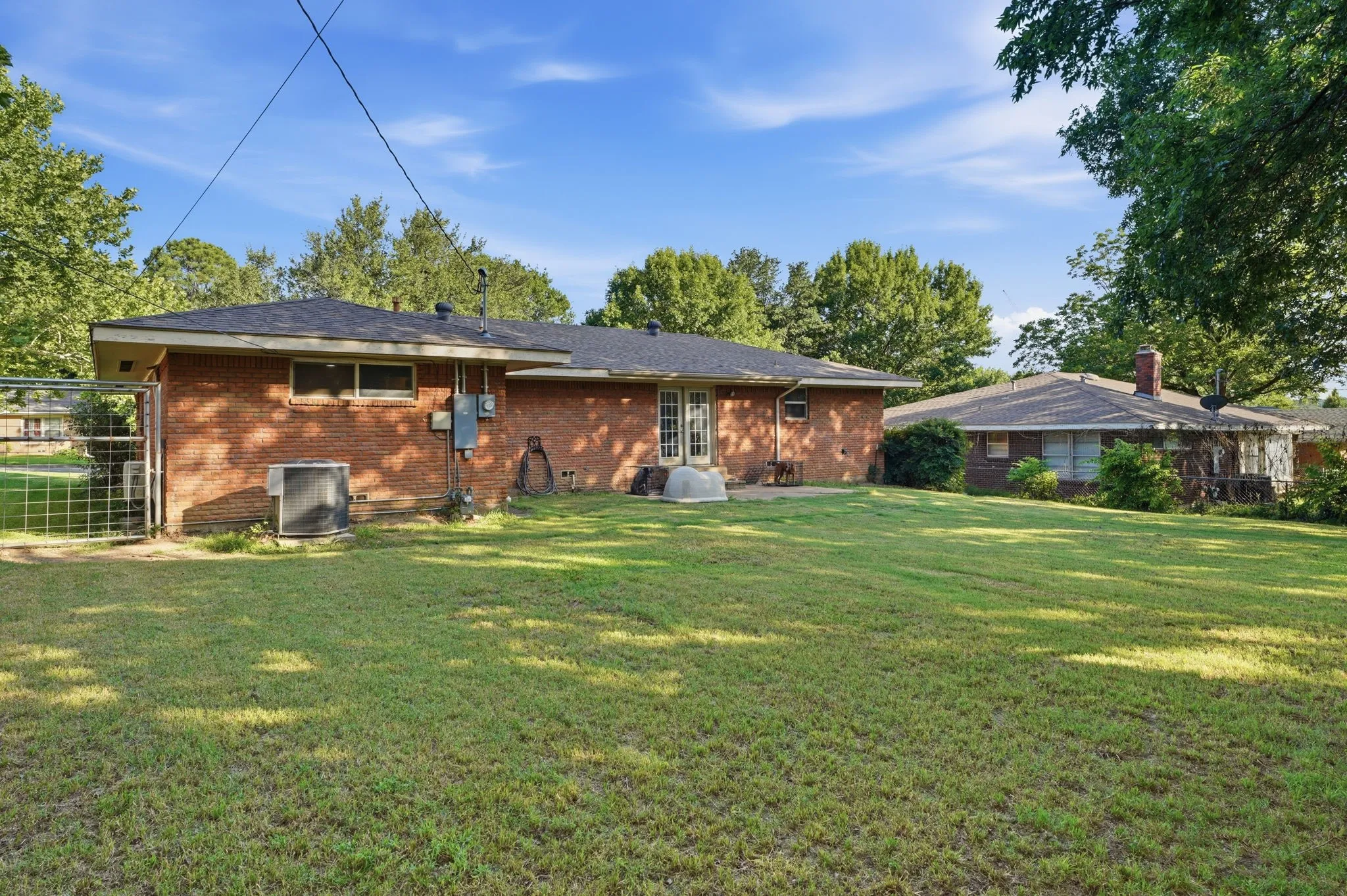Single Family Residence For Sale in Grayson County , 1411 Robin Drive, Sherman, Texas 75092, 3 Bedroom, 2 Bathroom, 2 Garage spaces, 1,439 Sqft, built in 1960, mls#21288647, Real Estate Agent in Sherman, Homes For Sale in Grayson county, Homes For Sale in Sherman, Realtor in Sherman Texas, Real Estate Brokerage Independent Realty Texas, Luminita Cordes Realtor