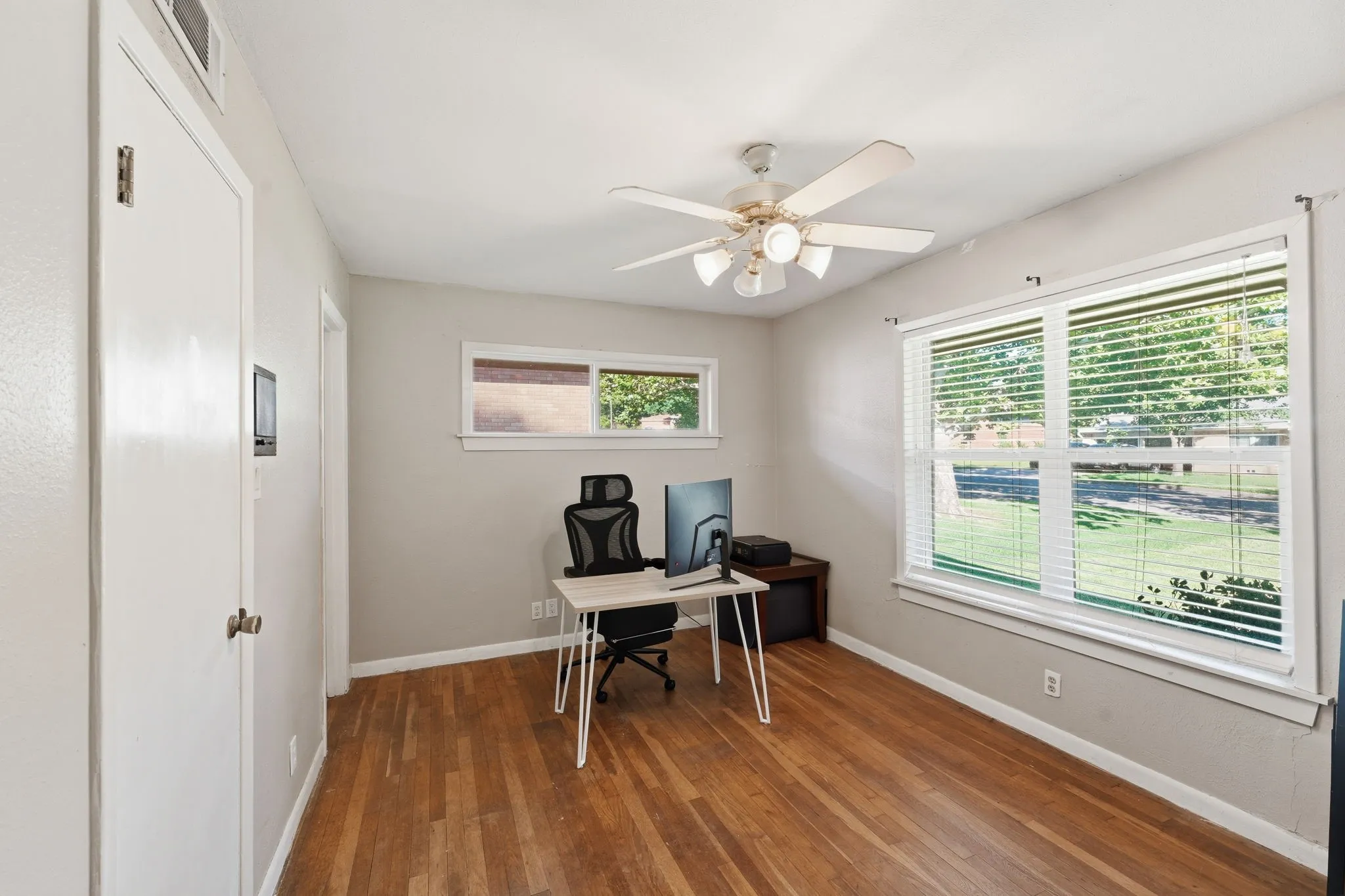 Single Family Residence For Sale in Grayson County , 1411 Robin Drive, Sherman, Texas 75092, 3 Bedroom, 2 Bathroom, 2 Garage spaces, 1,439 Sqft, built in 1960, mls#21288647, Real Estate Agent in Sherman, Homes For Sale in Grayson county, Homes For Sale in Sherman, Realtor in Sherman Texas, Real Estate Brokerage Independent Realty Texas, Luminita Cordes Realtor