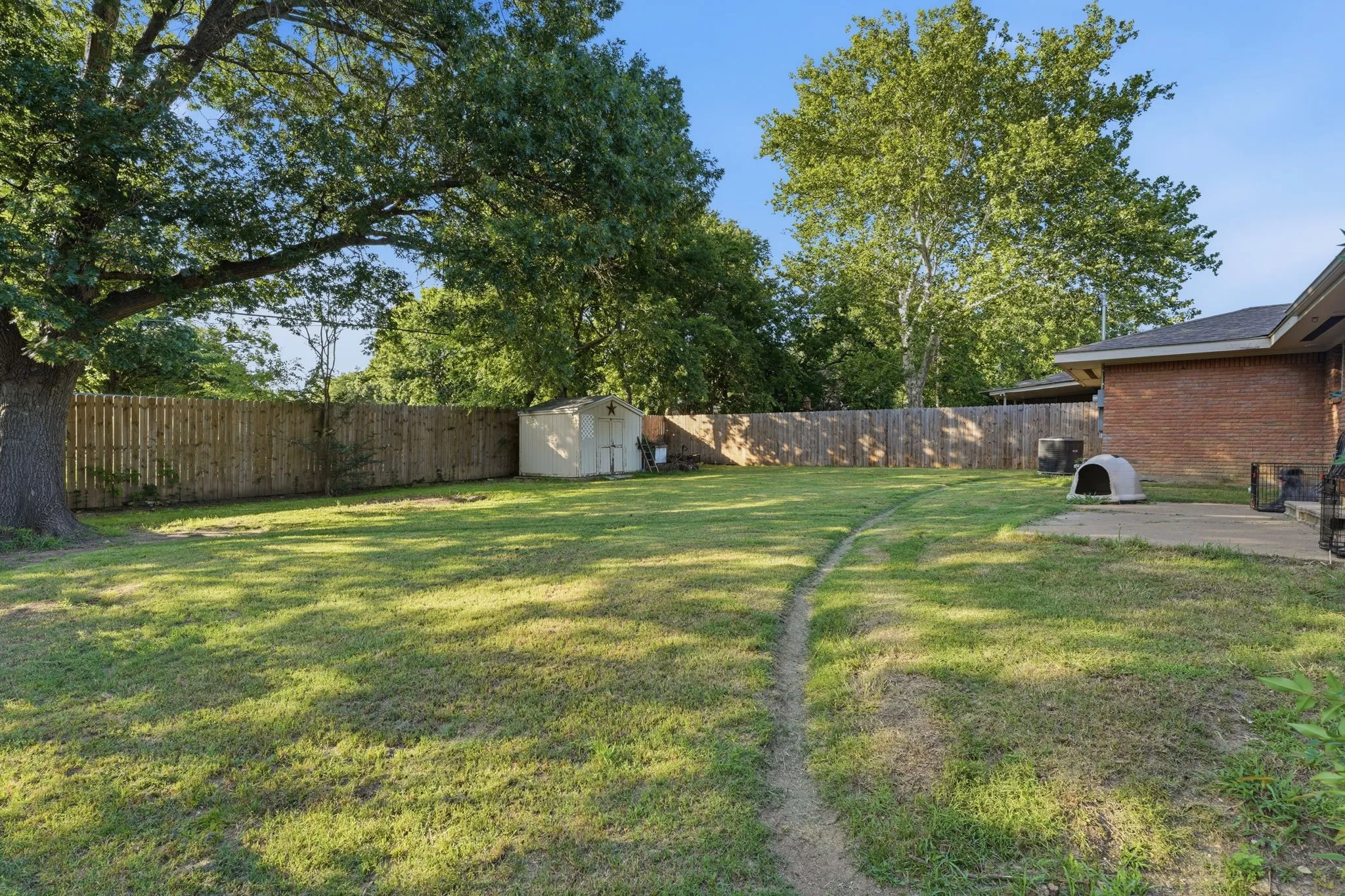 Single Family Residence For Sale in Grayson County , 1411 Robin Drive, Sherman, Texas 75092, 3 Bedroom, 2 Bathroom, 2 Garage spaces, 1,439 Sqft, built in 1960, mls#21288647, Real Estate Agent in Sherman, Homes For Sale in Grayson county, Homes For Sale in Sherman, Realtor in Sherman Texas, Real Estate Brokerage Independent Realty Texas, Luminita Cordes Realtor