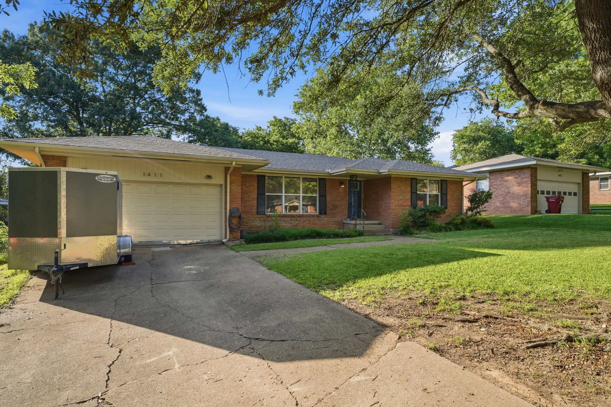 Single Family Residence For Sale in Grayson County , 1411 Robin Drive, Sherman, Texas 75092, 3 Bedroom, 2 Bathroom, 2 Garage spaces, 1,439 Sqft, built in 1960, mls#21288647, Real Estate Agent in Sherman, Homes For Sale in Grayson county, Homes For Sale in Sherman, Realtor in Sherman Texas, Real Estate Brokerage Independent Realty Texas, Luminita Cordes Realtor
