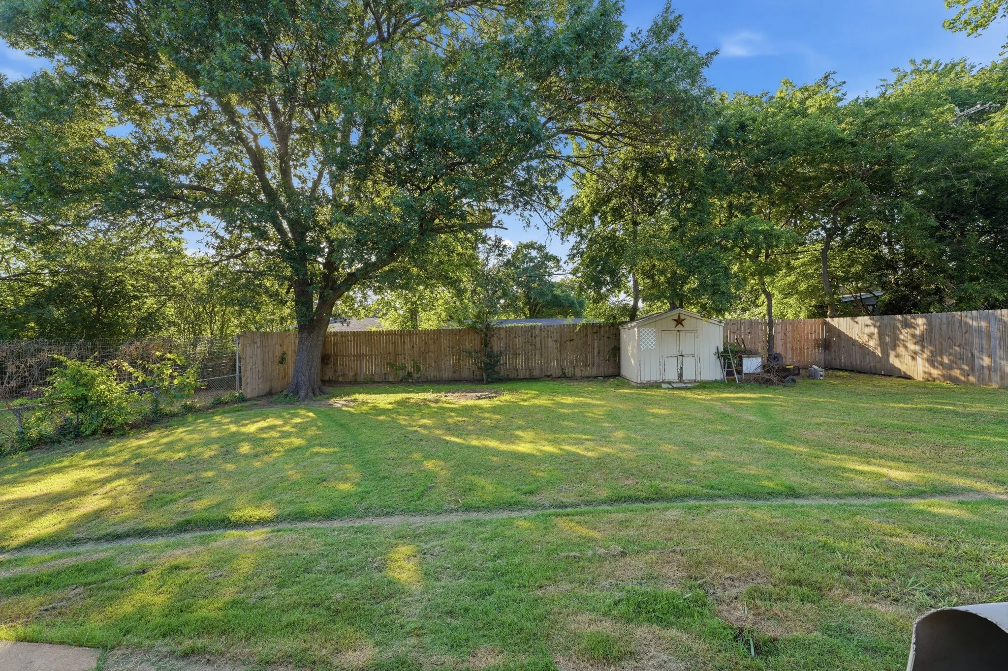 Single Family Residence For Sale in Grayson County , 1411 Robin Drive, Sherman, Texas 75092, 3 Bedroom, 2 Bathroom, 2 Garage spaces, 1,439 Sqft, built in 1960, mls#21288647, Real Estate Agent in Sherman, Homes For Sale in Grayson county, Homes For Sale in Sherman, Realtor in Sherman Texas, Real Estate Brokerage Independent Realty Texas, Luminita Cordes Realtor