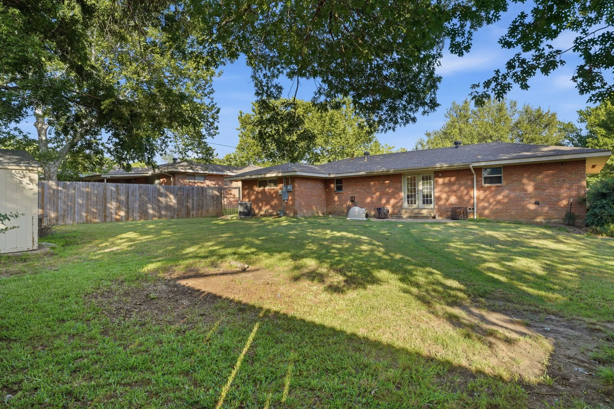 Single Family Residence For Sale in Grayson County , 1411 Robin Drive, Sherman, Texas 75092, 3 Bedroom, 2 Bathroom, 2 Garage spaces, 1,439 Sqft, built in 1960, mls#21288647, Real Estate Agent in Sherman, Homes For Sale in Grayson county, Homes For Sale in Sherman, Realtor in Sherman Texas, Real Estate Brokerage Independent Realty Texas, Luminita Cordes Realtor