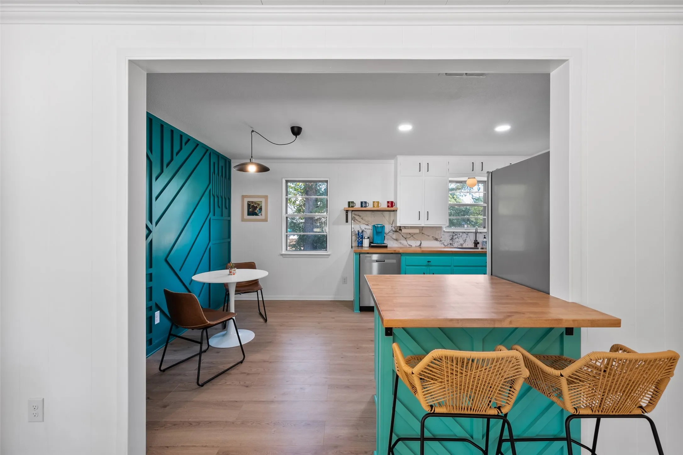 kitchen eat-in bar