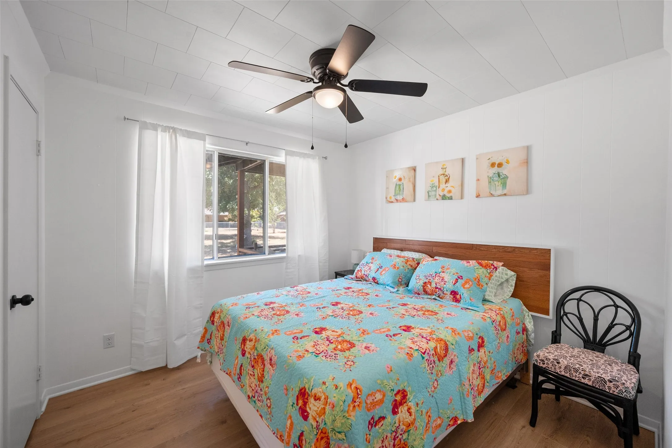 2nd bedroom with queen bed