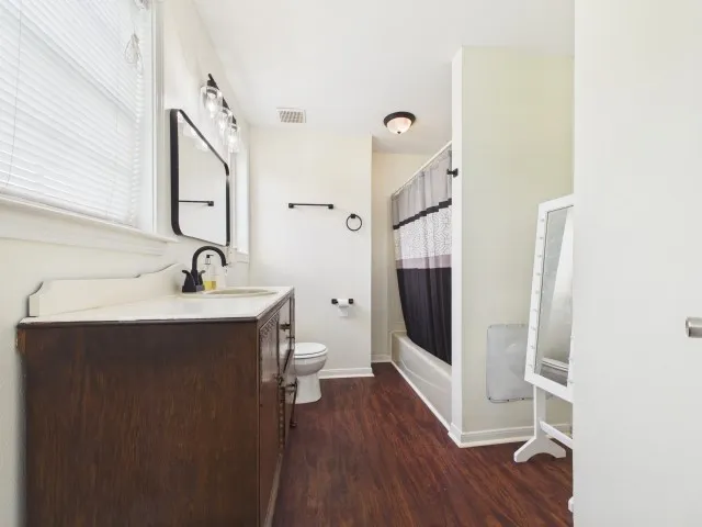 Ensuite Full Bathroom