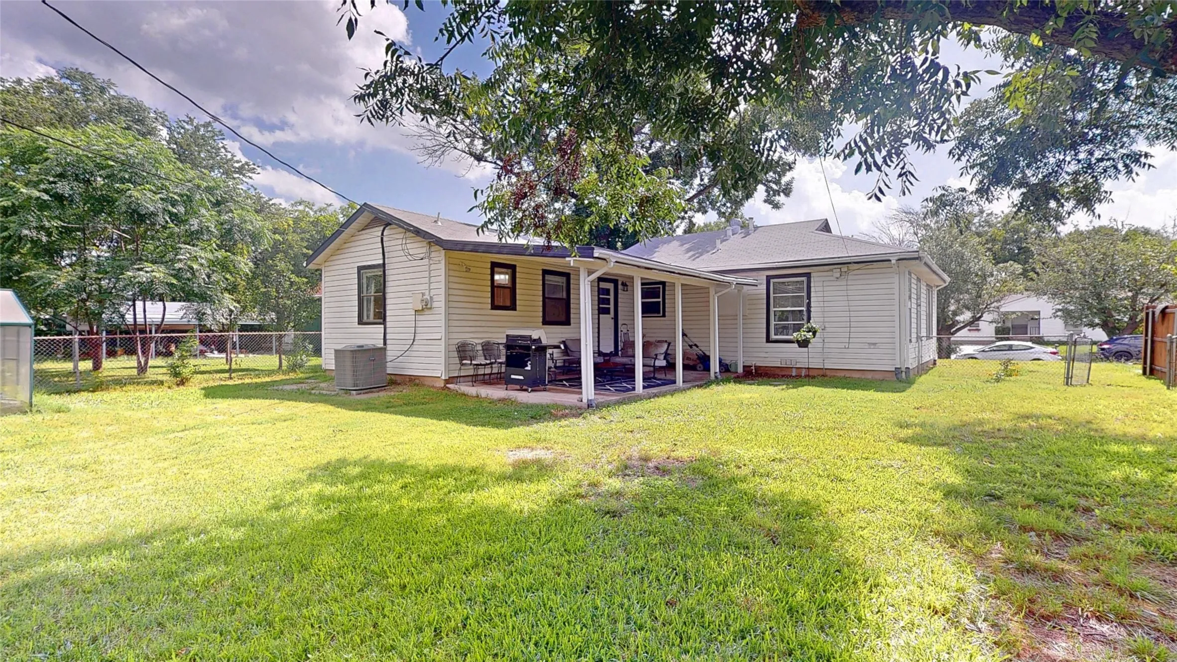Single Family Residence For Sale in Dallas County , 922 Tamara Lane, Grand Prairie, Texas 75051, 3 Bedroom, 2 Bathroom, 1 Garage spaces, 1,254 Sqft, built in 1952, mls#21290964, Real Estate Agent in Grand Prairie, Homes For Sale in Dallas county, Homes For Sale in Grand Prairie, Realtor in Grand Prairie Texas, Real Estate Brokerage Independent Realty Texas, Luminita Cordes Realtor
