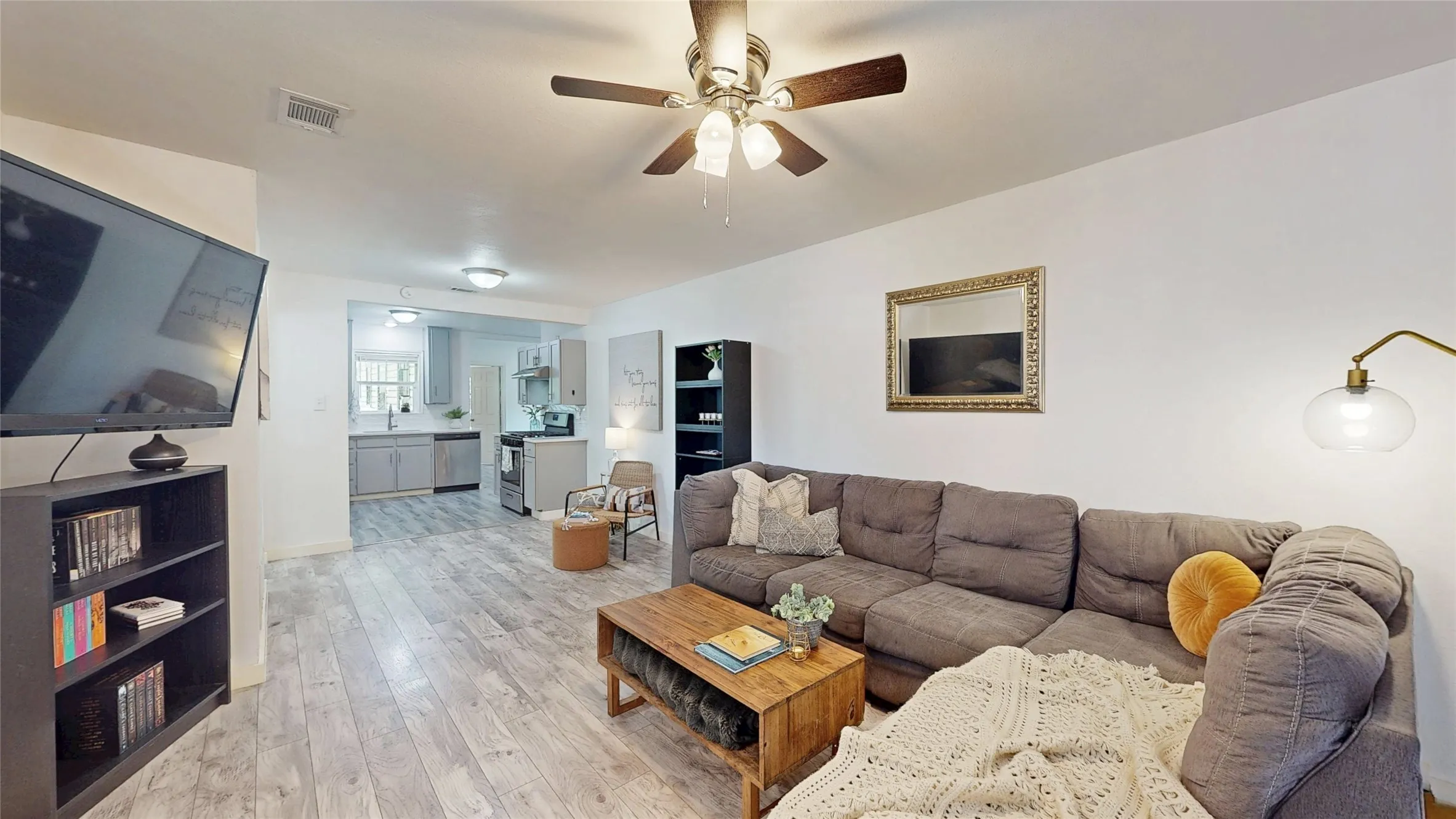 Single Family Residence For Sale in Dallas County , 922 Tamara Lane, Grand Prairie, Texas 75051, 3 Bedroom, 2 Bathroom, 1 Garage spaces, 1,254 Sqft, built in 1952, mls#21290964, Real Estate Agent in Grand Prairie, Homes For Sale in Dallas county, Homes For Sale in Grand Prairie, Realtor in Grand Prairie Texas, Real Estate Brokerage Independent Realty Texas, Luminita Cordes Realtor