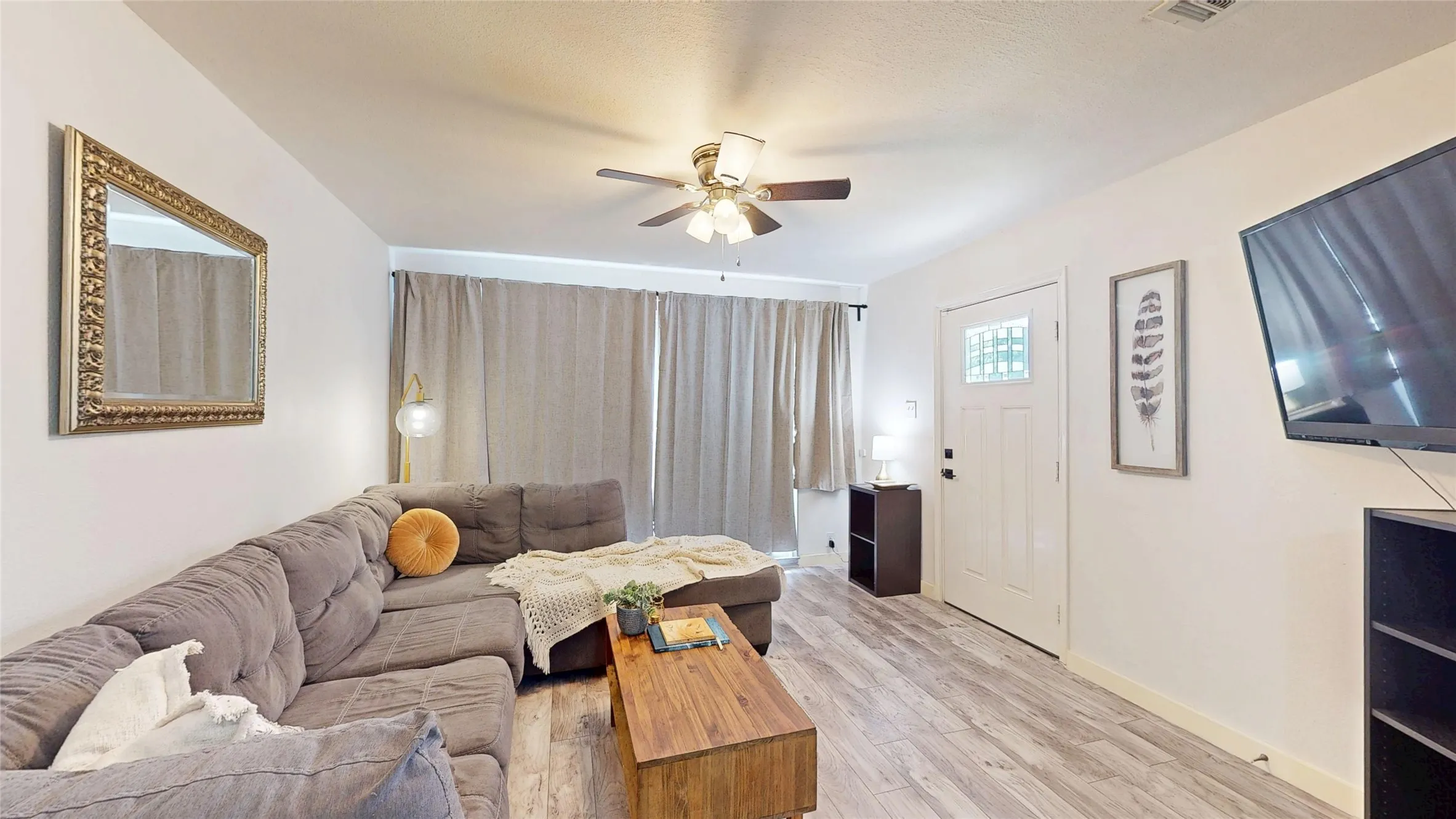 Single Family Residence For Sale in Dallas County , 922 Tamara Lane, Grand Prairie, Texas 75051, 3 Bedroom, 2 Bathroom, 1 Garage spaces, 1,254 Sqft, built in 1952, mls#21290964, Real Estate Agent in Grand Prairie, Homes For Sale in Dallas county, Homes For Sale in Grand Prairie, Realtor in Grand Prairie Texas, Real Estate Brokerage Independent Realty Texas, Luminita Cordes Realtor