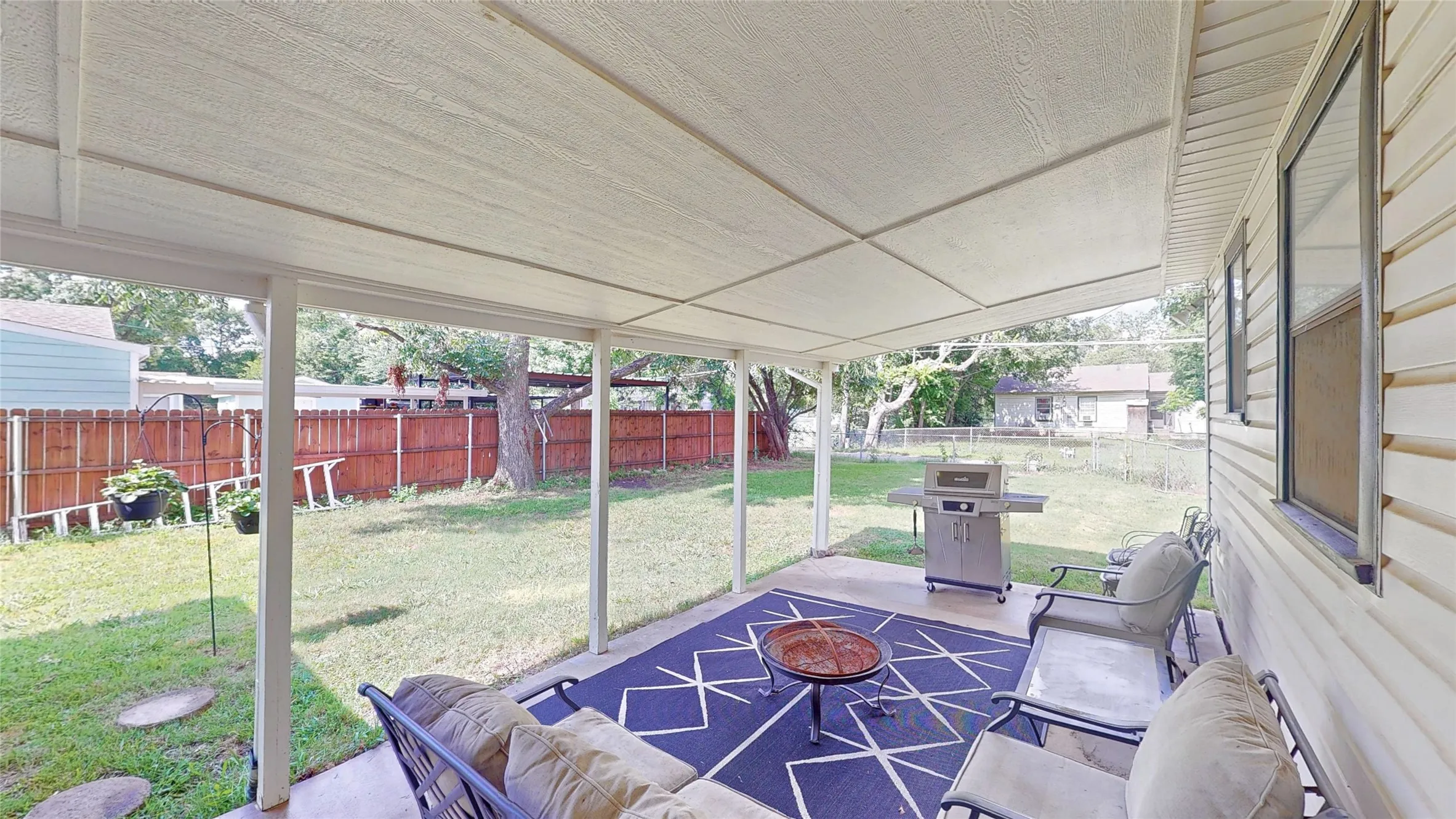 Single Family Residence For Sale in Dallas County , 922 Tamara Lane, Grand Prairie, Texas 75051, 3 Bedroom, 2 Bathroom, 1 Garage spaces, 1,254 Sqft, built in 1952, mls#21290964, Real Estate Agent in Grand Prairie, Homes For Sale in Dallas county, Homes For Sale in Grand Prairie, Realtor in Grand Prairie Texas, Real Estate Brokerage Independent Realty Texas, Luminita Cordes Realtor