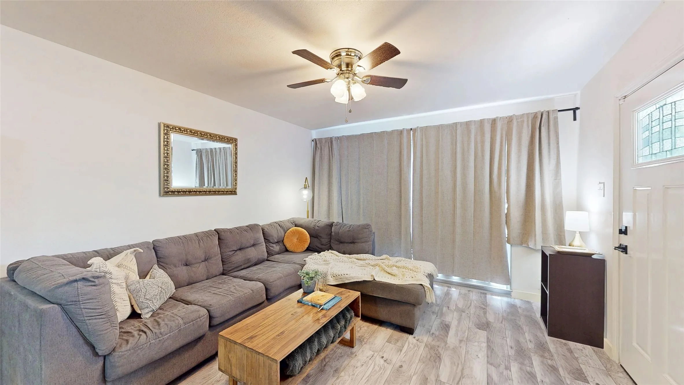 Single Family Residence For Sale in Dallas County , 922 Tamara Lane, Grand Prairie, Texas 75051, 3 Bedroom, 2 Bathroom, 1 Garage spaces, 1,254 Sqft, built in 1952, mls#21290964, Real Estate Agent in Grand Prairie, Homes For Sale in Dallas county, Homes For Sale in Grand Prairie, Realtor in Grand Prairie Texas, Real Estate Brokerage Independent Realty Texas, Luminita Cordes Realtor