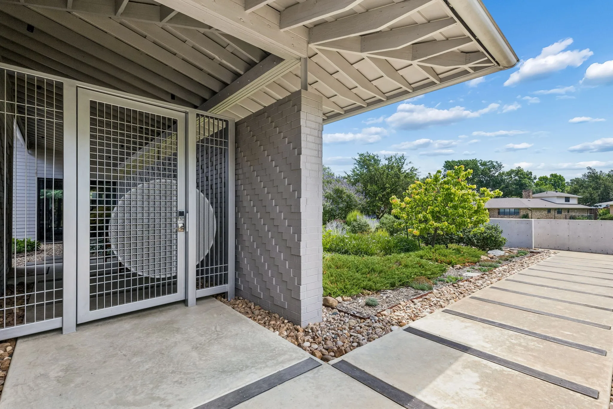Single Family Residence For Sale in Dallas County , 11057 Mandalay Drive, Dallas, Texas 75228, 4 Bedroom, 2 Bathroom, 2 Garage spaces, 2,674 Sqft, built in 2019, mls#21290381, Real Estate Agent in Dallas, Homes For Sale in Dallas county, Homes For Sale in Dallas, Realtor in Dallas Texas, Real Estate Brokerage Independent Realty Texas, Luminita Cordes Realtor