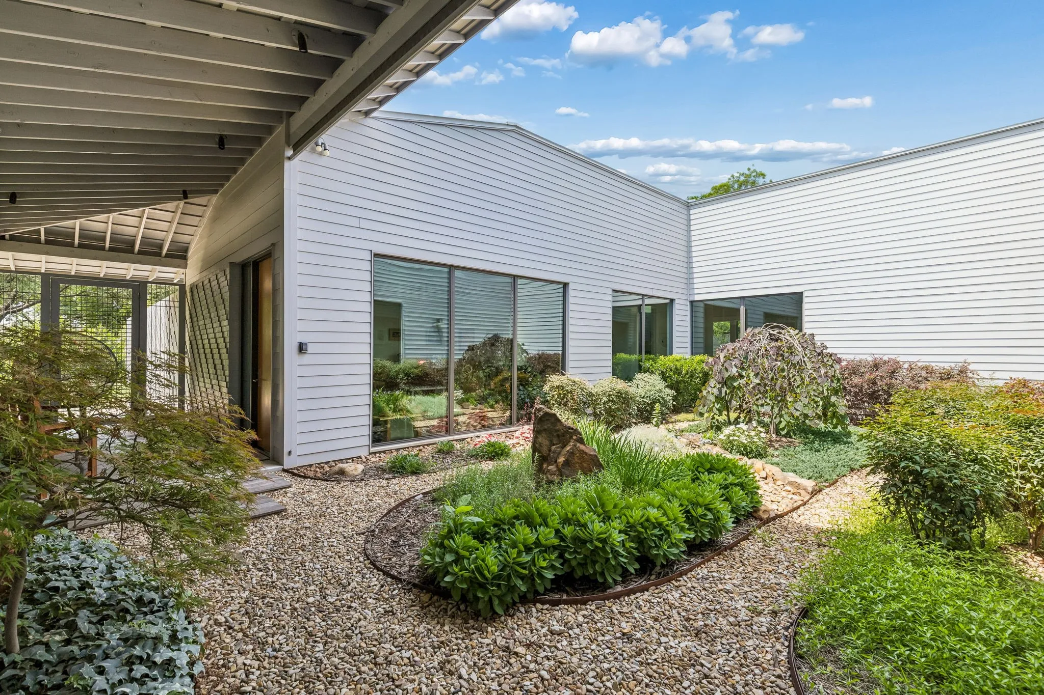 Single Family Residence For Sale in Dallas County , 11057 Mandalay Drive, Dallas, Texas 75228, 4 Bedroom, 2 Bathroom, 2 Garage spaces, 2,674 Sqft, built in 2019, mls#21290381, Real Estate Agent in Dallas, Homes For Sale in Dallas county, Homes For Sale in Dallas, Realtor in Dallas Texas, Real Estate Brokerage Independent Realty Texas, Luminita Cordes Realtor