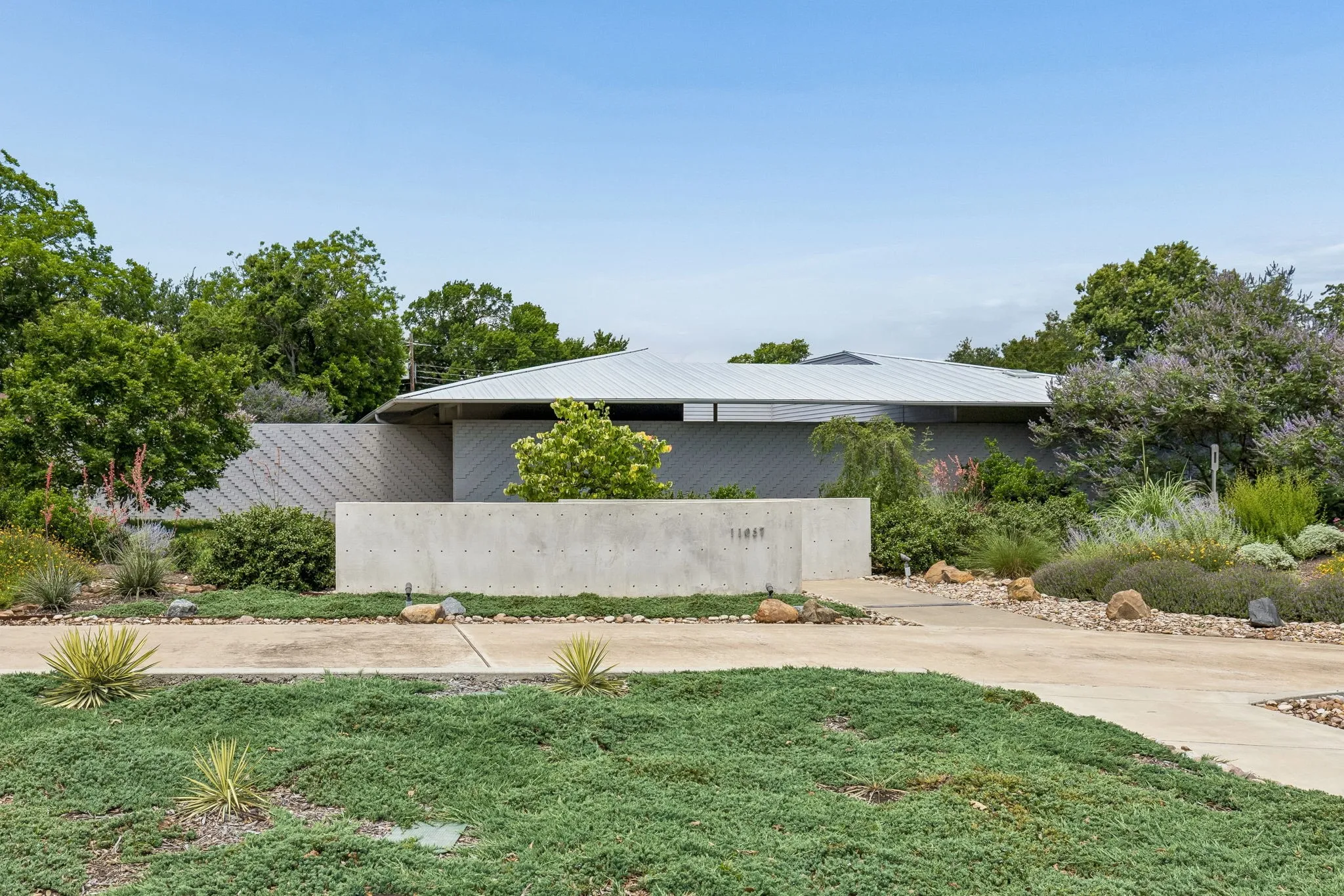 Single Family Residence For Sale in Dallas County , 11057 Mandalay Drive, Dallas, Texas 75228, 4 Bedroom, 2 Bathroom, 2 Garage spaces, 2,674 Sqft, built in 2019, mls#21290381, Real Estate Agent in Dallas, Homes For Sale in Dallas county, Homes For Sale in Dallas, Realtor in Dallas Texas, Real Estate Brokerage Independent Realty Texas, Luminita Cordes Realtor