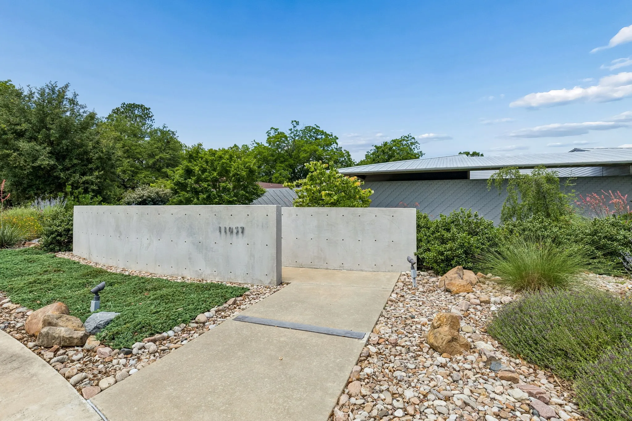 Single Family Residence For Sale in Dallas County , 11057 Mandalay Drive, Dallas, Texas 75228, 4 Bedroom, 2 Bathroom, 2 Garage spaces, 2,674 Sqft, built in 2019, mls#21290381, Real Estate Agent in Dallas, Homes For Sale in Dallas county, Homes For Sale in Dallas, Realtor in Dallas Texas, Real Estate Brokerage Independent Realty Texas, Luminita Cordes Realtor