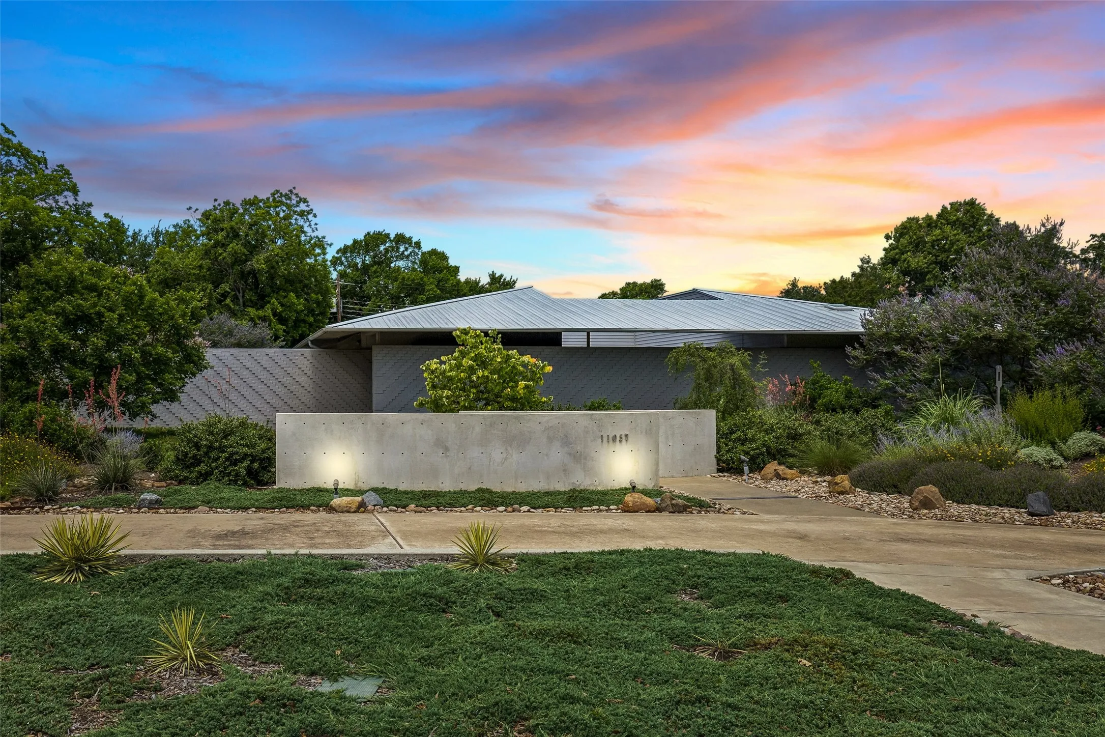 Single Family Residence For Sale in Dallas County , 11057 Mandalay Drive, Dallas, Texas 75228, 4 Bedroom, 2 Bathroom, 2 Garage spaces, 2,674 Sqft, built in 2019, mls#21290381, Real Estate Agent in Dallas, Homes For Sale in Dallas county, Homes For Sale in Dallas, Realtor in Dallas Texas, Real Estate Brokerage Independent Realty Texas, Luminita Cordes Realtor