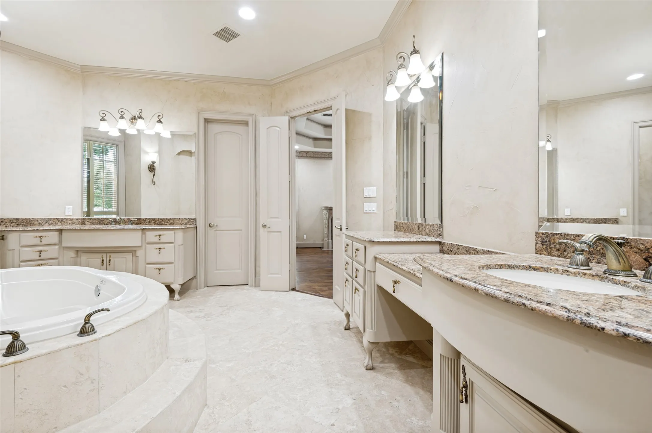 Single Family Residence For Sale in Tarrant County , 5511 Clermont Court, Colleyville, Texas 76034, 5 Bedroom, 8 Bathroom, 4 Garage spaces, 6,407 Sqft, built in 1998, mls#21287047, Real Estate Agent in Colleyville, Homes For Sale in Tarrant county, Homes For Sale in Colleyville, Realtor in Colleyville Texas, Real Estate Brokerage Independent Realty Texas, Luminita Cordes Realtor