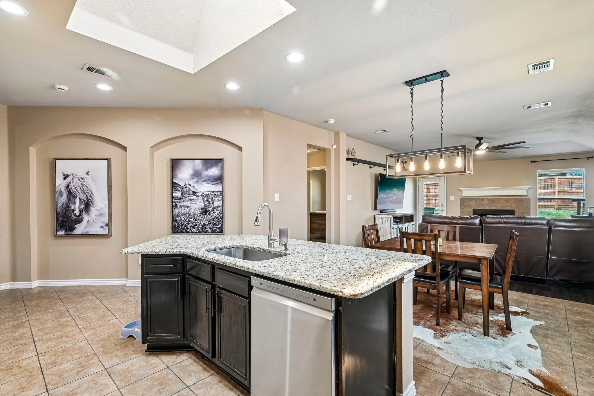 Single Family Residence For Sale in Collin County , 2032 Athabasca Falls Drive, Anna, Texas 75409, 3 Bedroom, 2 Bathroom, 2 Garage spaces, 1,850 Sqft, built in 2005, mls#21289795, Real Estate Agent in Anna, Homes For Sale in Collin county, Homes For Sale in Anna, Realtor in Anna Texas, Real Estate Brokerage Independent Realty Texas, Luminita Cordes Realtor