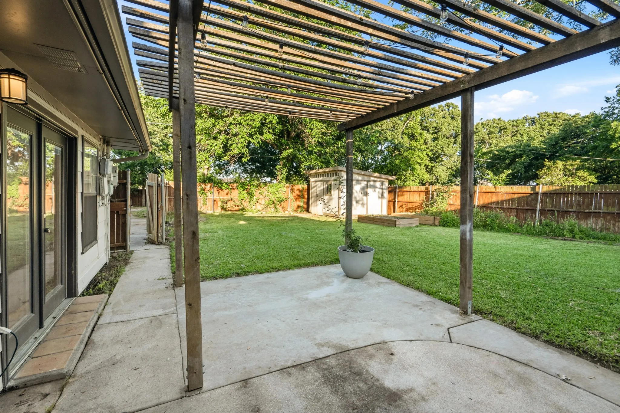 Single Family Residence For Sale in Denton County , 1905 Wisteria Street, Denton, Texas 76205, 3 Bedroom, 2 Bathroom, Garage spaces, 1,850 Sqft, built in 1981, mls#21291319, Real Estate Agent in Denton, Homes For Sale in Denton county, Homes For Sale in Denton, Realtor in Denton Texas, Real Estate Brokerage Independent Realty Texas, Luminita Cordes Realtor