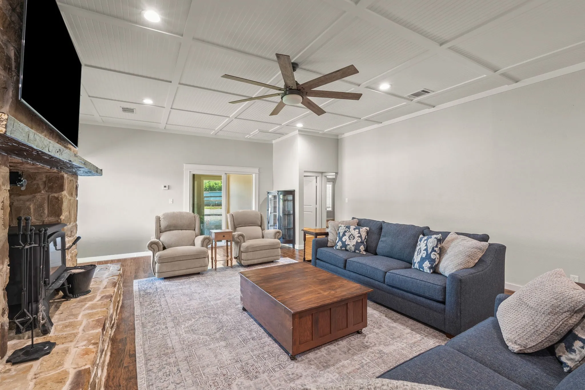Single Family Residence For Sale in Grayson County , 518 E College Street, Gunter, Texas 75058, 4 Bedroom, 3 Bathroom, Garage spaces, 3,894 Sqft, built in 1930, mls#21288384, Real Estate Agent in Gunter, Homes For Sale in Grayson county, Homes For Sale in Gunter, Realtor in Gunter Texas, Real Estate Brokerage Independent Realty Texas, Luminita Cordes Realtor
