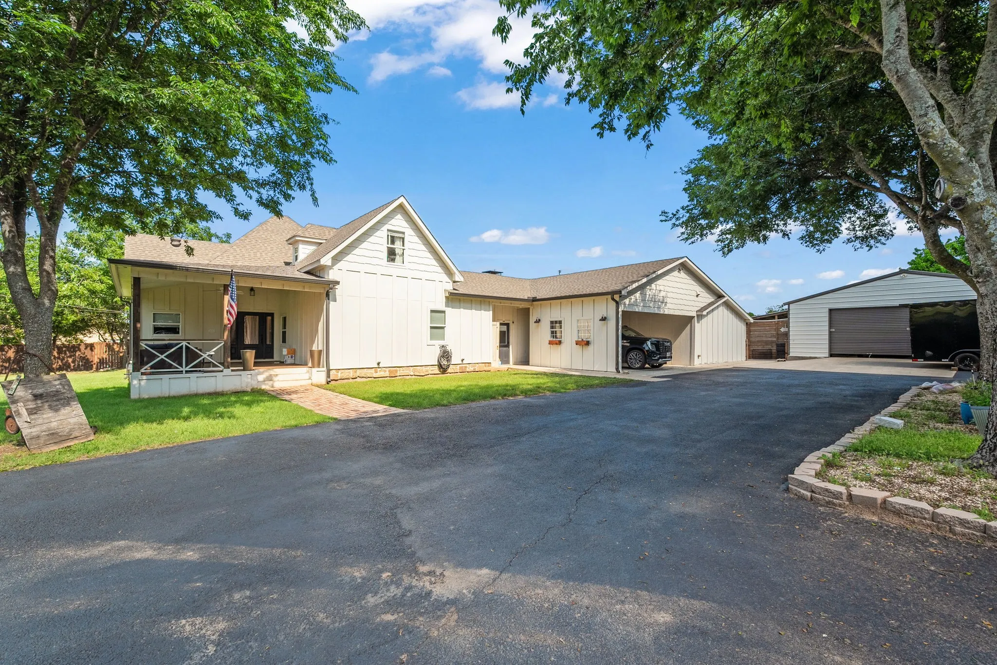 Single Family Residence For Sale in Grayson County , 518 E College Street, Gunter, Texas 75058, 4 Bedroom, 3 Bathroom, Garage spaces, 3,894 Sqft, built in 1930, mls#21288384, Real Estate Agent in Gunter, Homes For Sale in Grayson county, Homes For Sale in Gunter, Realtor in Gunter Texas, Real Estate Brokerage Independent Realty Texas, Luminita Cordes Realtor
