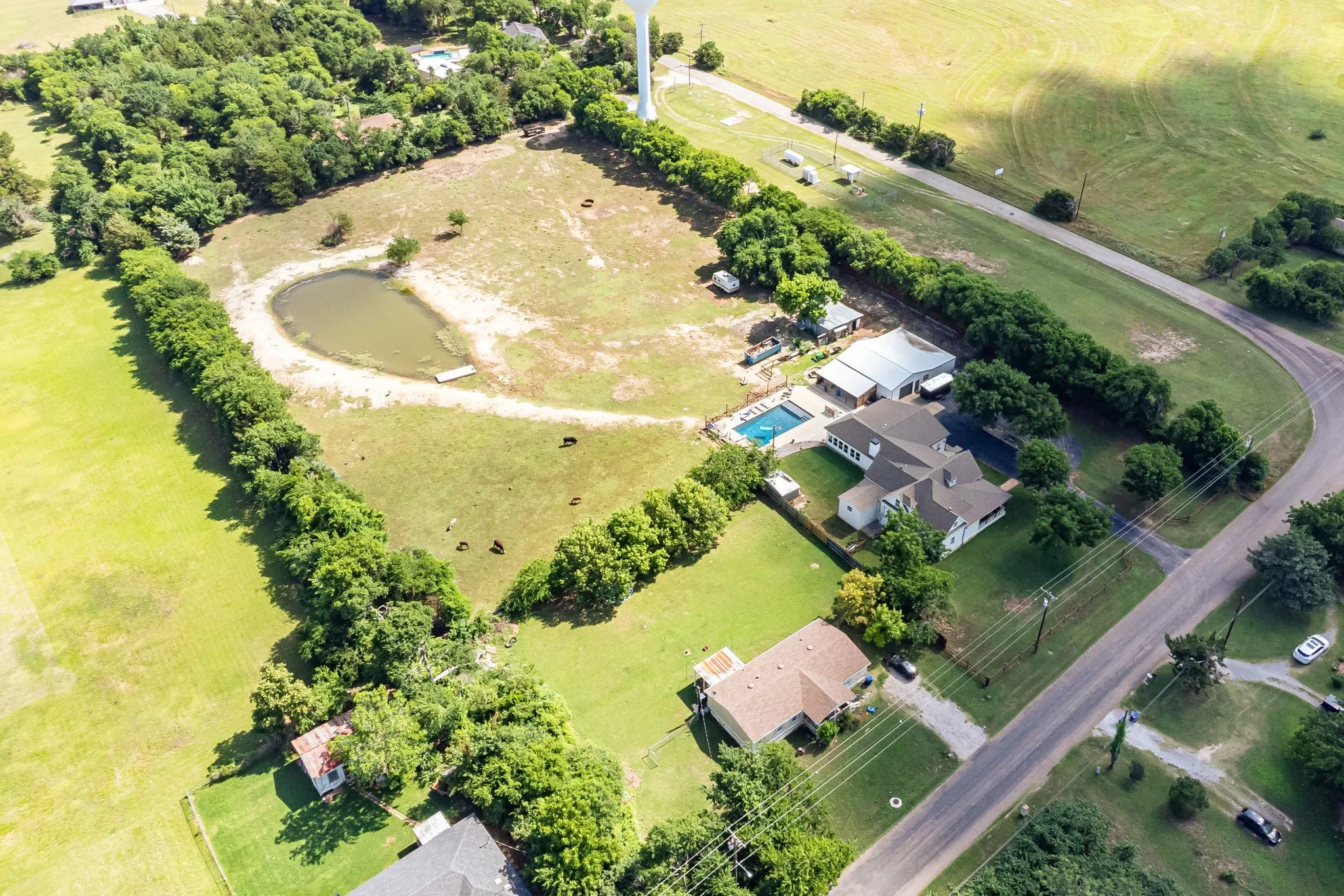 Single Family Residence For Sale in Grayson County , 518 E College Street, Gunter, Texas 75058, 4 Bedroom, 3 Bathroom, Garage spaces, 3,894 Sqft, built in 1930, mls#21288384, Real Estate Agent in Gunter, Homes For Sale in Grayson county, Homes For Sale in Gunter, Realtor in Gunter Texas, Real Estate Brokerage Independent Realty Texas, Luminita Cordes Realtor