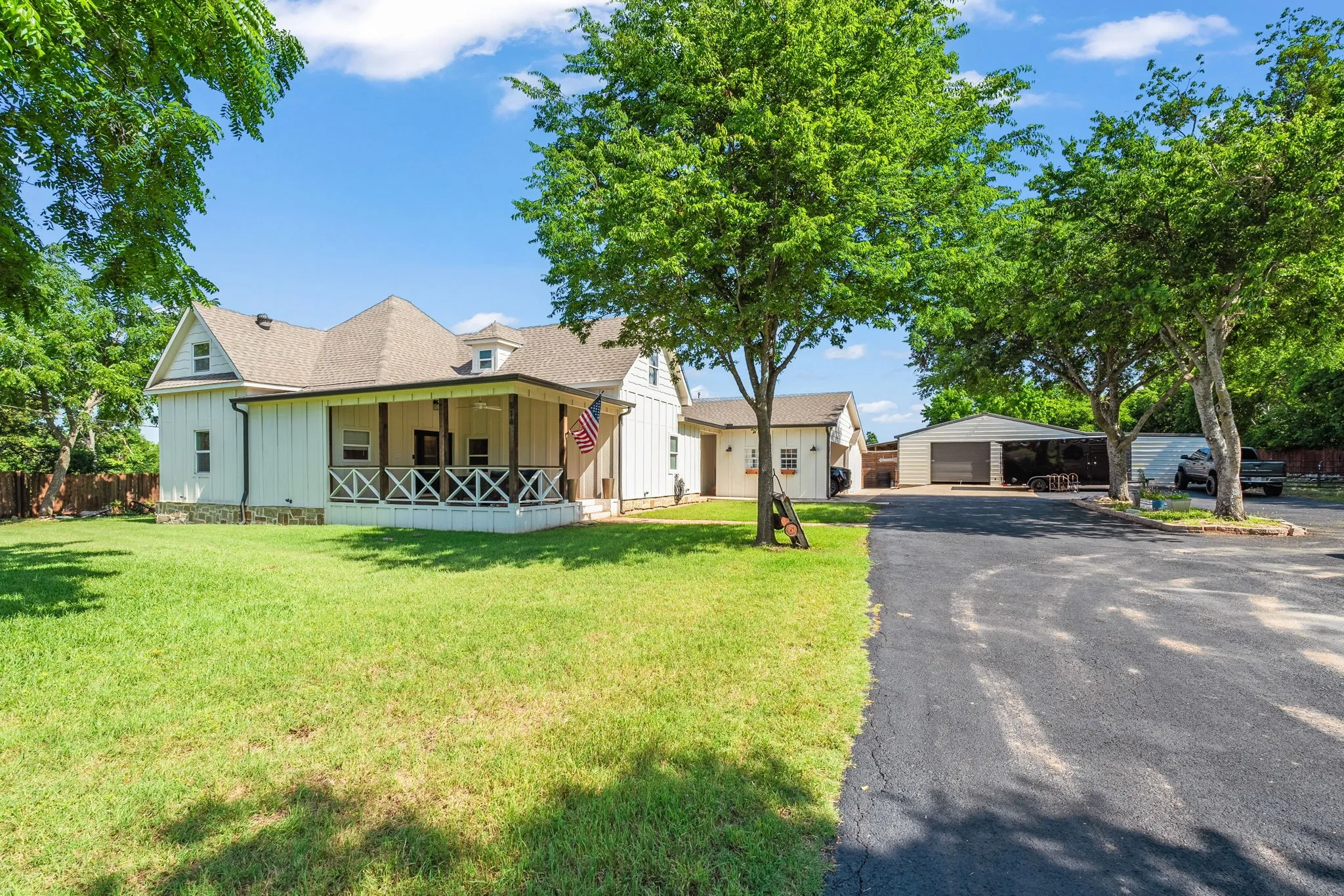 Single Family Residence For Sale in Grayson County , 518 E College Street, Gunter, Texas 75058, 4 Bedroom, 3 Bathroom, Garage spaces, 3,894 Sqft, built in 1930, mls#21288384, Real Estate Agent in Gunter, Homes For Sale in Grayson county, Homes For Sale in Gunter, Realtor in Gunter Texas, Real Estate Brokerage Independent Realty Texas, Luminita Cordes Realtor