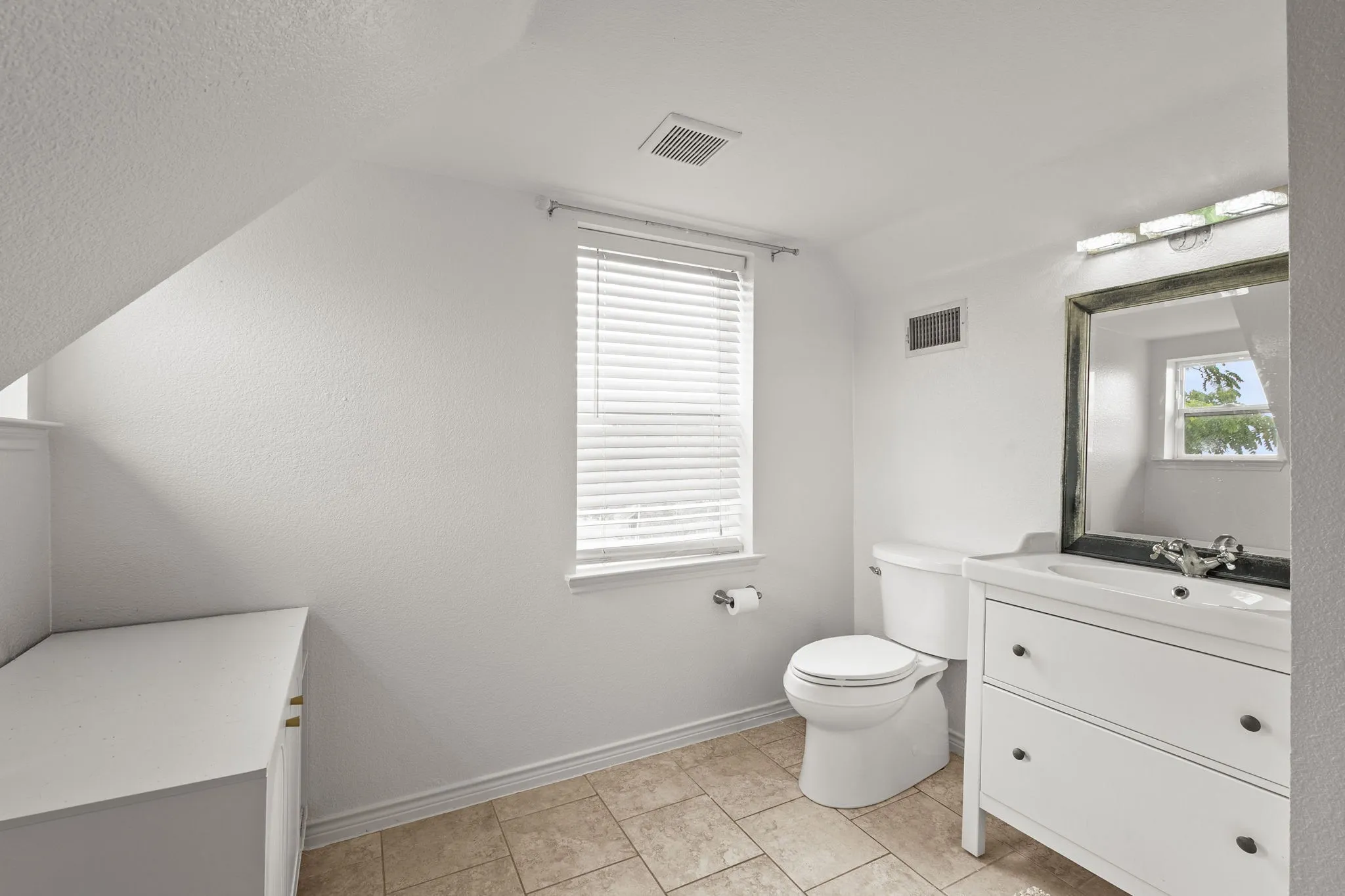 Single Family Residence For Sale in Grayson County , 518 E College Street, Gunter, Texas 75058, 4 Bedroom, 3 Bathroom, Garage spaces, 3,894 Sqft, built in 1930, mls#21288384, Real Estate Agent in Gunter, Homes For Sale in Grayson county, Homes For Sale in Gunter, Realtor in Gunter Texas, Real Estate Brokerage Independent Realty Texas, Luminita Cordes Realtor
