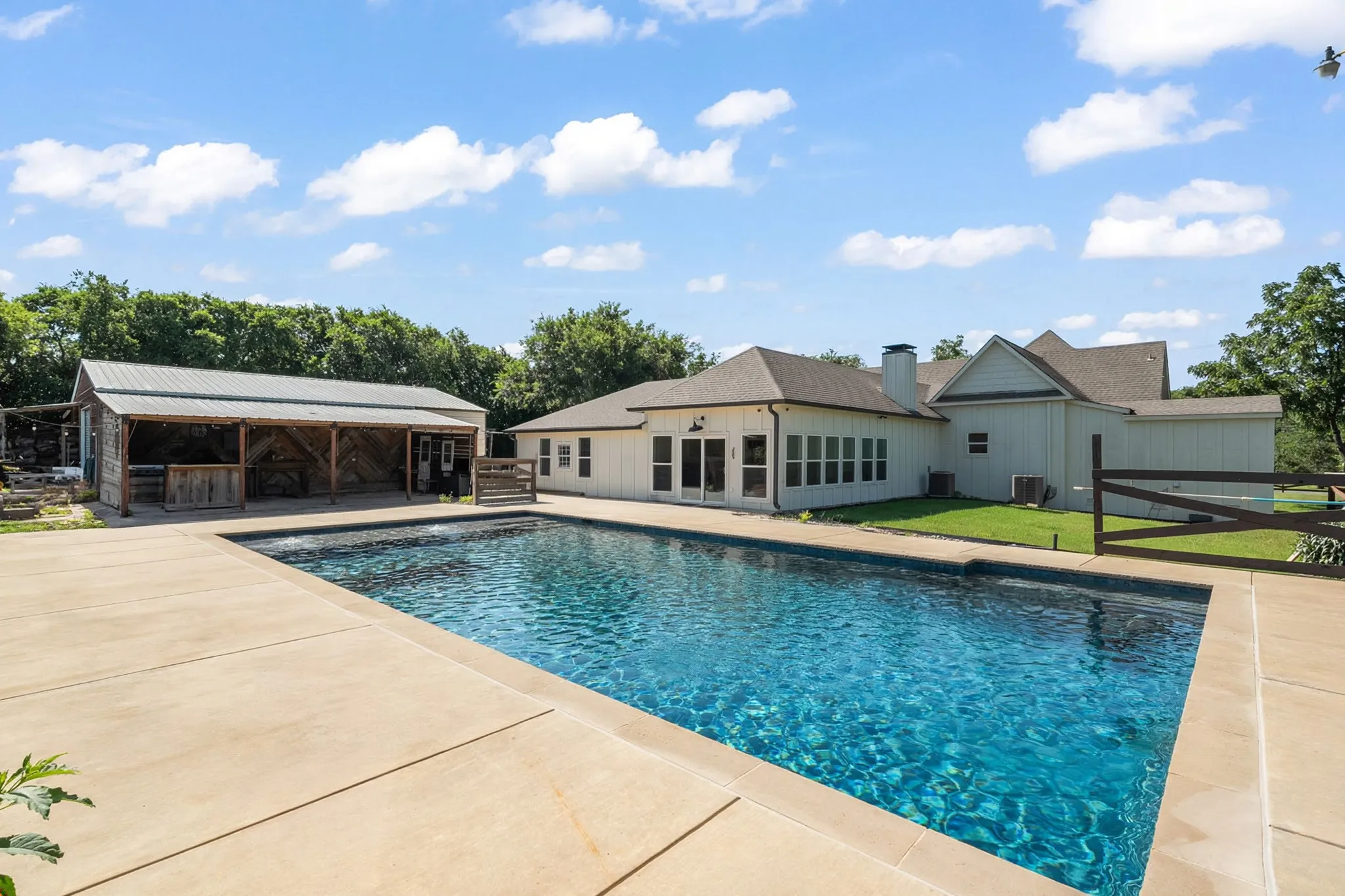 Single Family Residence For Sale in Grayson County , 518 E College Street, Gunter, Texas 75058, 4 Bedroom, 3 Bathroom, Garage spaces, 3,894 Sqft, built in 1930, mls#21288384, Real Estate Agent in Gunter, Homes For Sale in Grayson county, Homes For Sale in Gunter, Realtor in Gunter Texas, Real Estate Brokerage Independent Realty Texas, Luminita Cordes Realtor