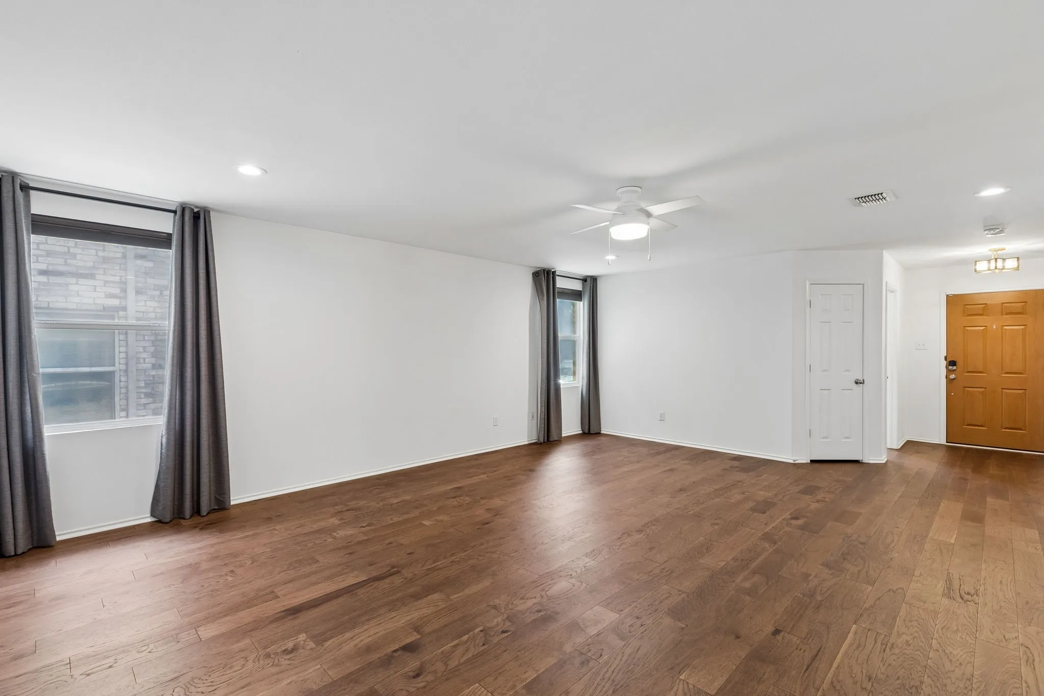 Single Family Residence For Sale in Collin County , 13166 Michelle Drive, Frisco, Texas 75035, 3 Bedroom, 2 Bathroom, 2 Garage spaces, 1,640 Sqft, built in 2006, mls#21291330, Real Estate Agent in Frisco, Homes For Sale in Collin county, Homes For Sale in Frisco, Realtor in Frisco Texas, Real Estate Brokerage Independent Realty Texas, Luminita Cordes Realtor