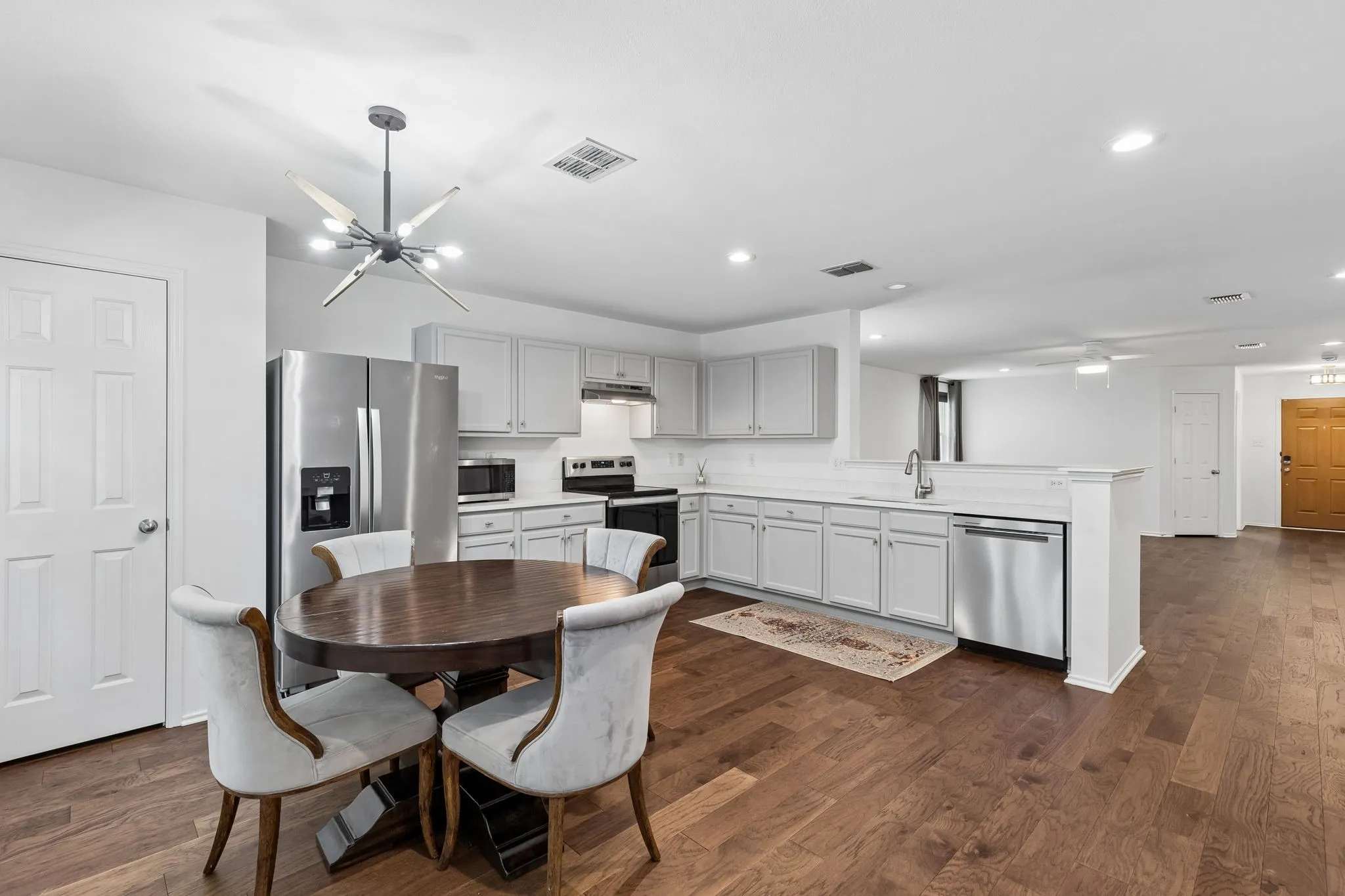 Single Family Residence For Sale in Collin County , 13166 Michelle Drive, Frisco, Texas 75035, 3 Bedroom, 2 Bathroom, 2 Garage spaces, 1,640 Sqft, built in 2006, mls#21291330, Real Estate Agent in Frisco, Homes For Sale in Collin county, Homes For Sale in Frisco, Realtor in Frisco Texas, Real Estate Brokerage Independent Realty Texas, Luminita Cordes Realtor