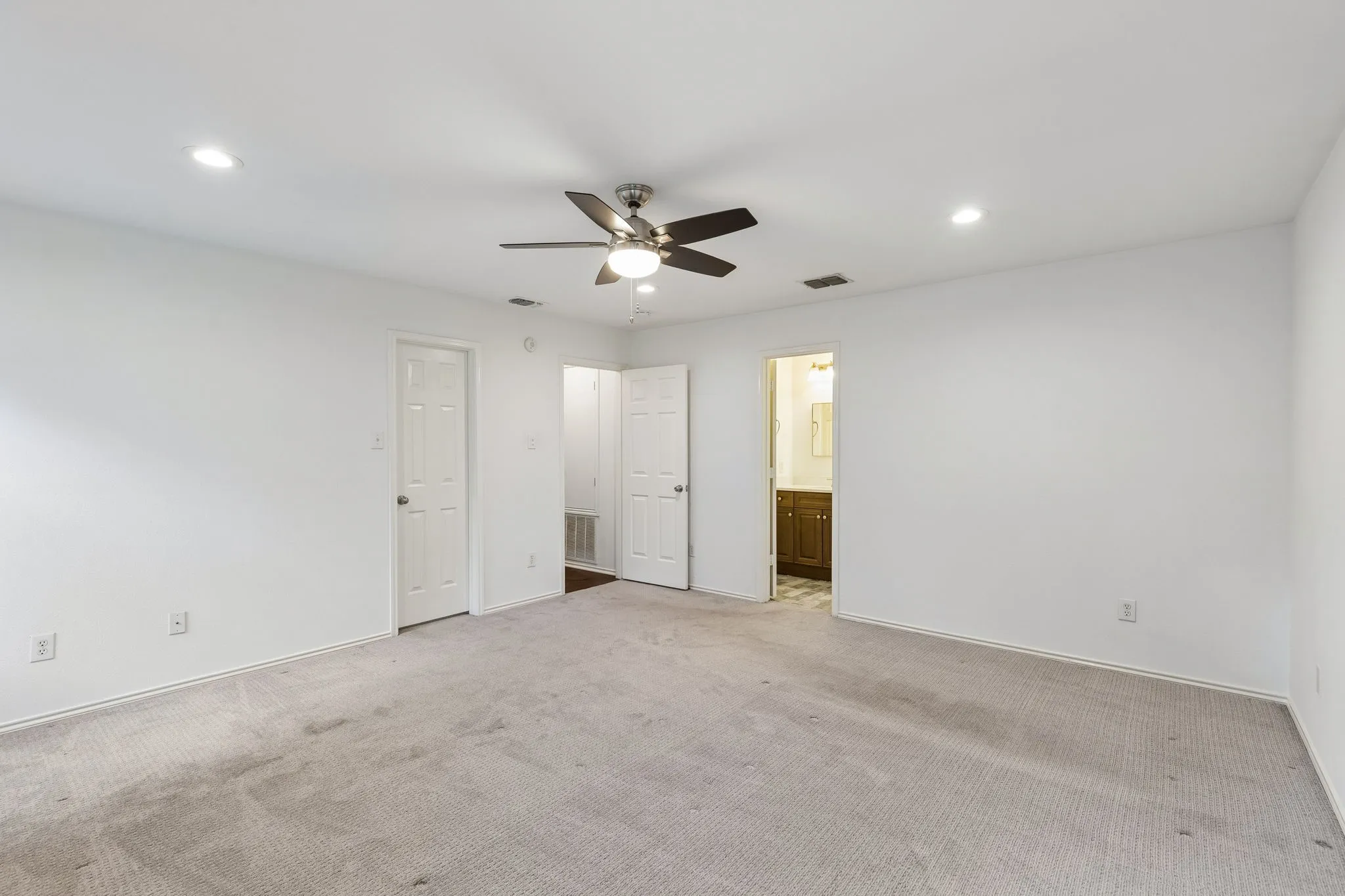 Single Family Residence For Sale in Collin County , 13166 Michelle Drive, Frisco, Texas 75035, 3 Bedroom, 2 Bathroom, 2 Garage spaces, 1,640 Sqft, built in 2006, mls#21291330, Real Estate Agent in Frisco, Homes For Sale in Collin county, Homes For Sale in Frisco, Realtor in Frisco Texas, Real Estate Brokerage Independent Realty Texas, Luminita Cordes Realtor