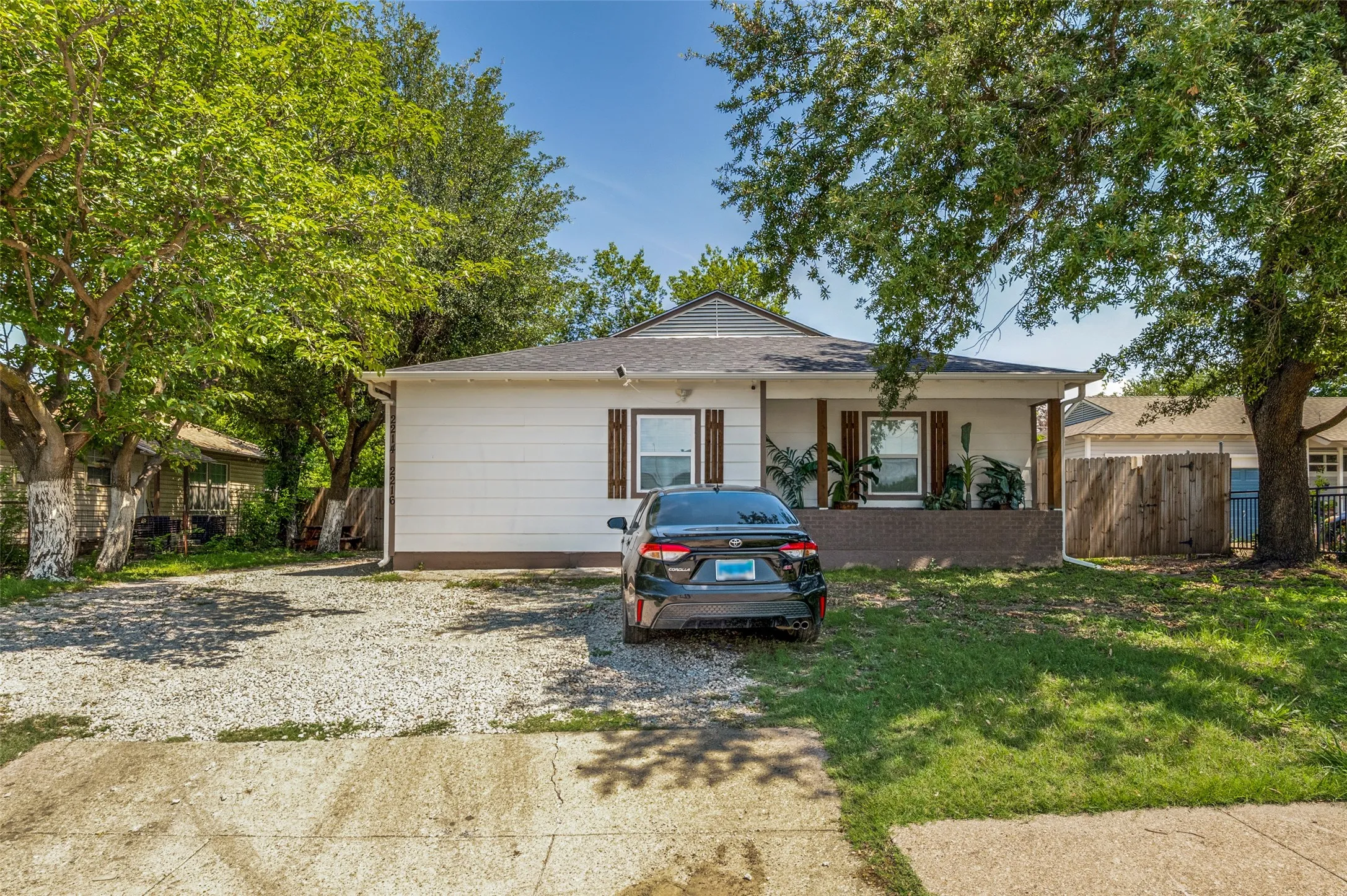 Duplex For Rent in Dallas County , 2214 Pine Street, Grand Prairie, Texas 75050, 3 Bedroom, 2 Bathroom, 2 Garage spaces, 1,034 Sqft, built in 1952, mls#21286816, Real Estate Agent in Grand Prairie, Homes For Rent in Dallas county, Homes For Rent in Grand Prairie, Realtor in Grand Prairie Texas, Real Estate Brokerage Independent Realty Texas, Luminita Cordes Realtor